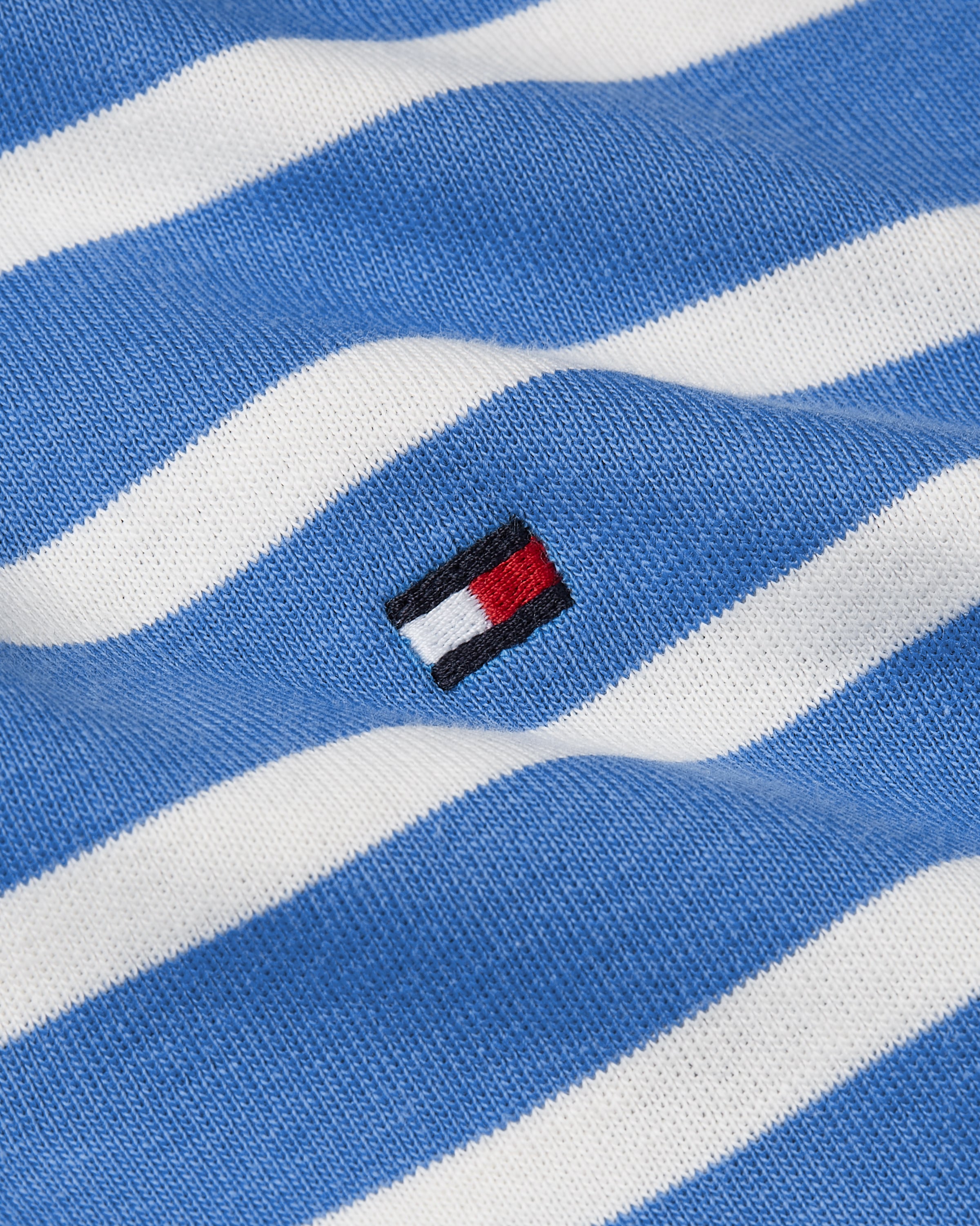 Tommy Hilfiger T-Shirt »SLIM CODY V-NK SS«, mit Logostickerei