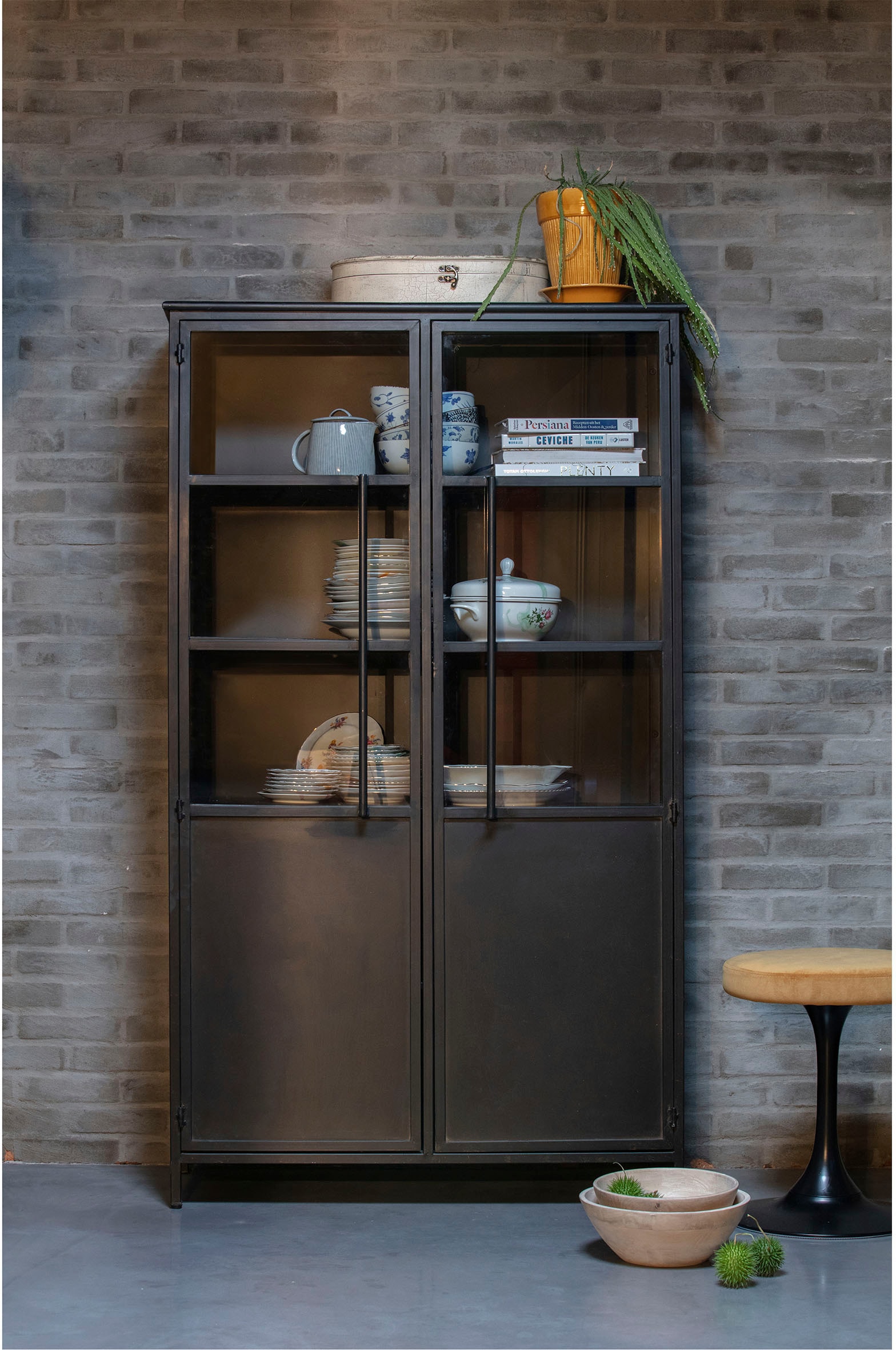 WOOOD Vitrine "Exhibit Metall pulverbeschichtet, H 173 x B 99 x D 45 cm" Wandbefestigung empfohlen, Tragkraft 20 kg pro Boden, Pfleigleicht