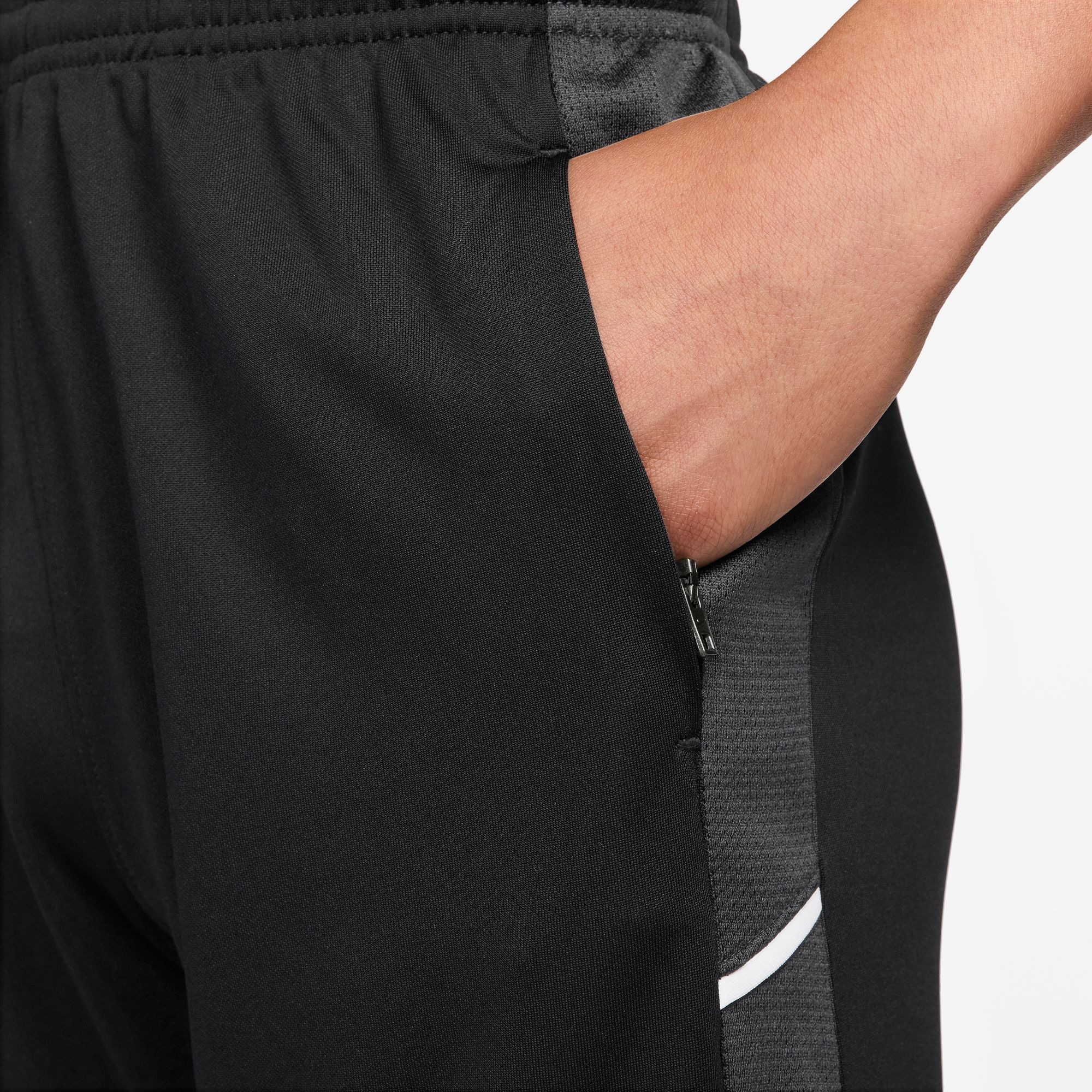 Nike Trainingsshorts »Nike Academy Big Kids' Dri-FIT 7" Soccer Shorts«  aus leichtem Material, mit Mesh-Einsätzen