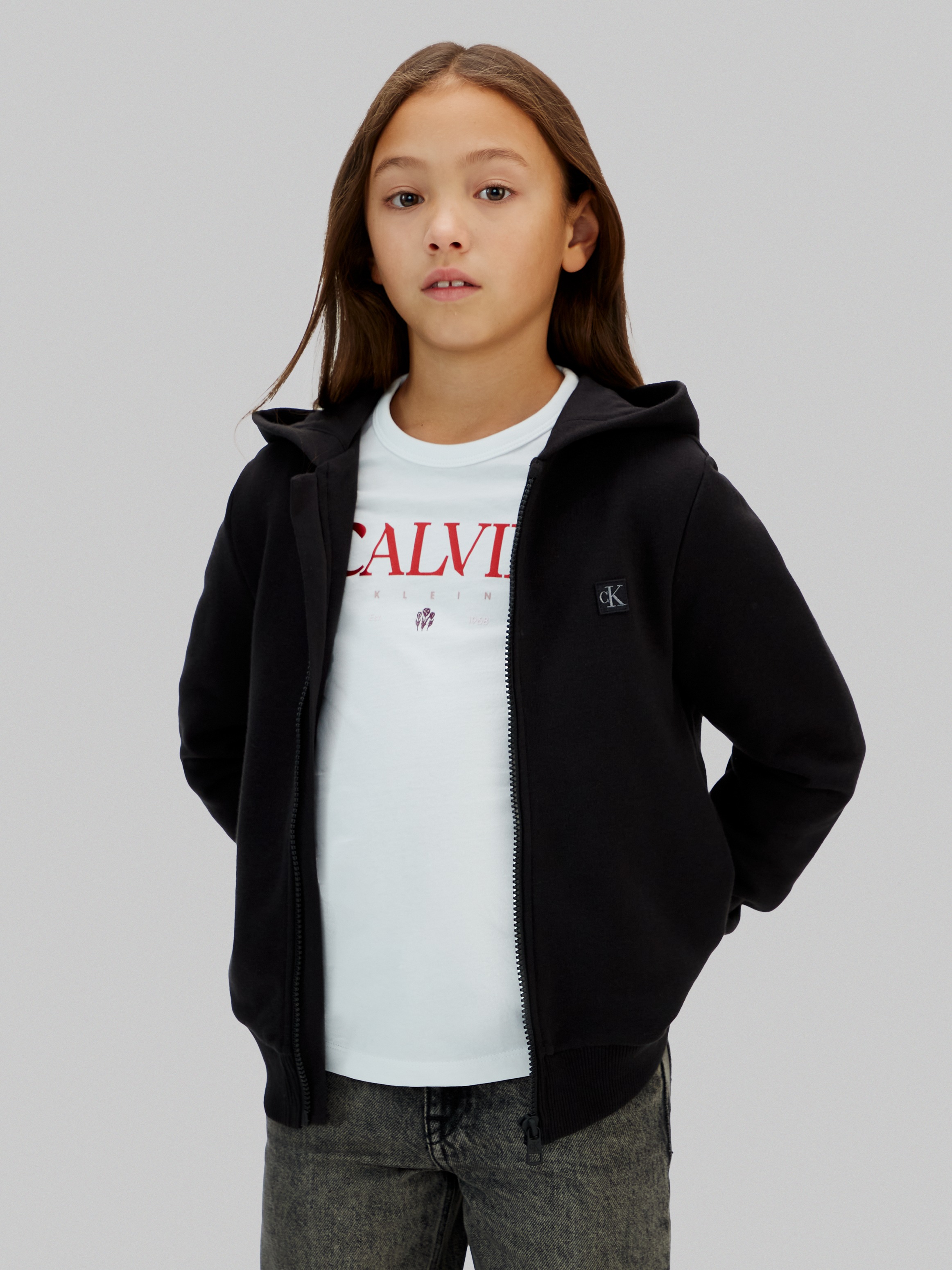 Kapuzensweatjacke CALVIN KLEIN JEANS "MINI BADGE ZIP-THROUGH", Mädchen, Gr. 8 (128), schwarz (ck schwarz), Sweatware, Obermaterial: 86% Baumwolle, 14% Polyester, Basic, regular fit, Rundhals, Rippbündchen, Sweatjacken, mit Logo-Badge