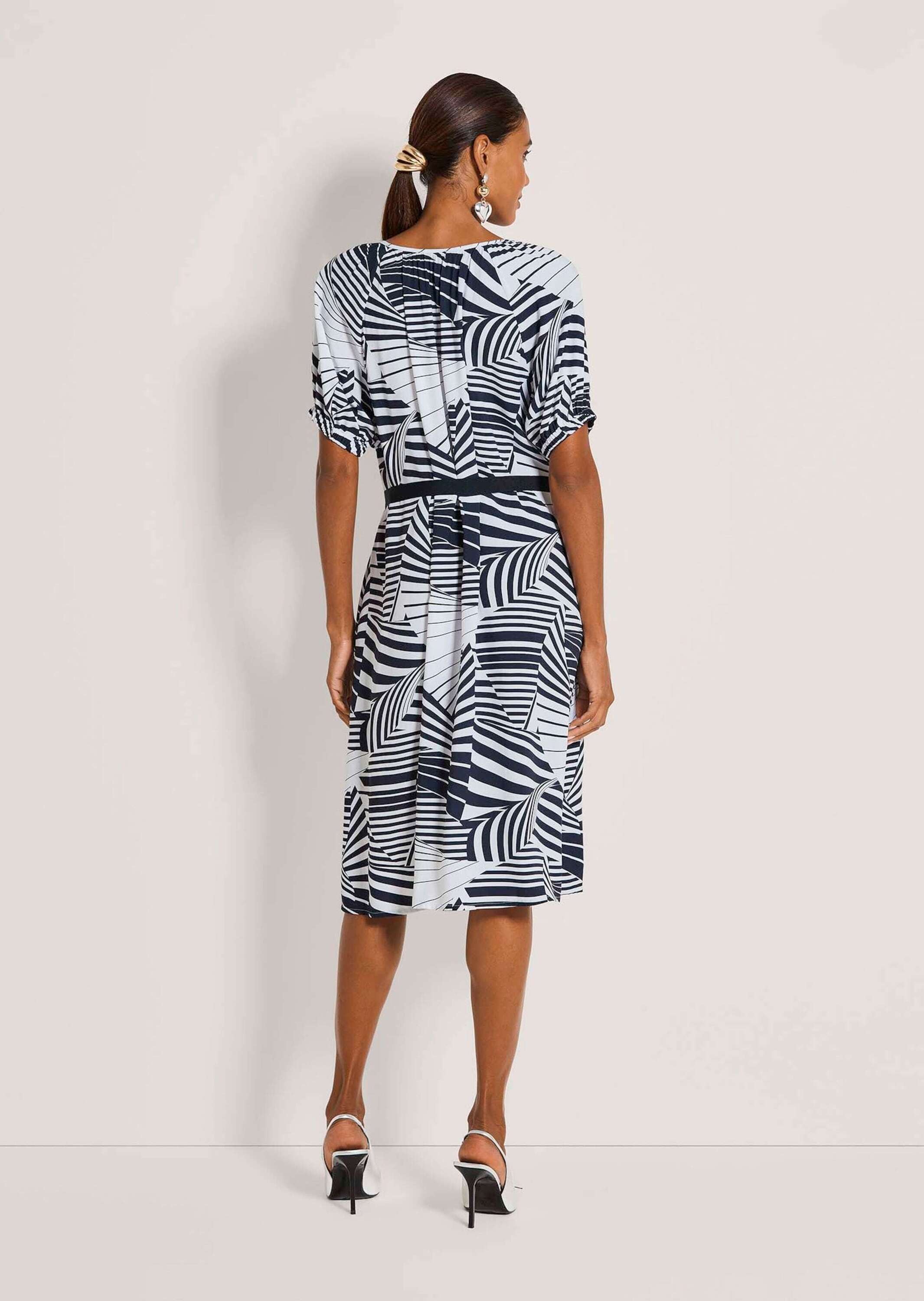 MADELEINE Midikleid »Sommerkleid Druckkleid mit grafischem Muster« Eingrifftasche Kleid mit Bindeband