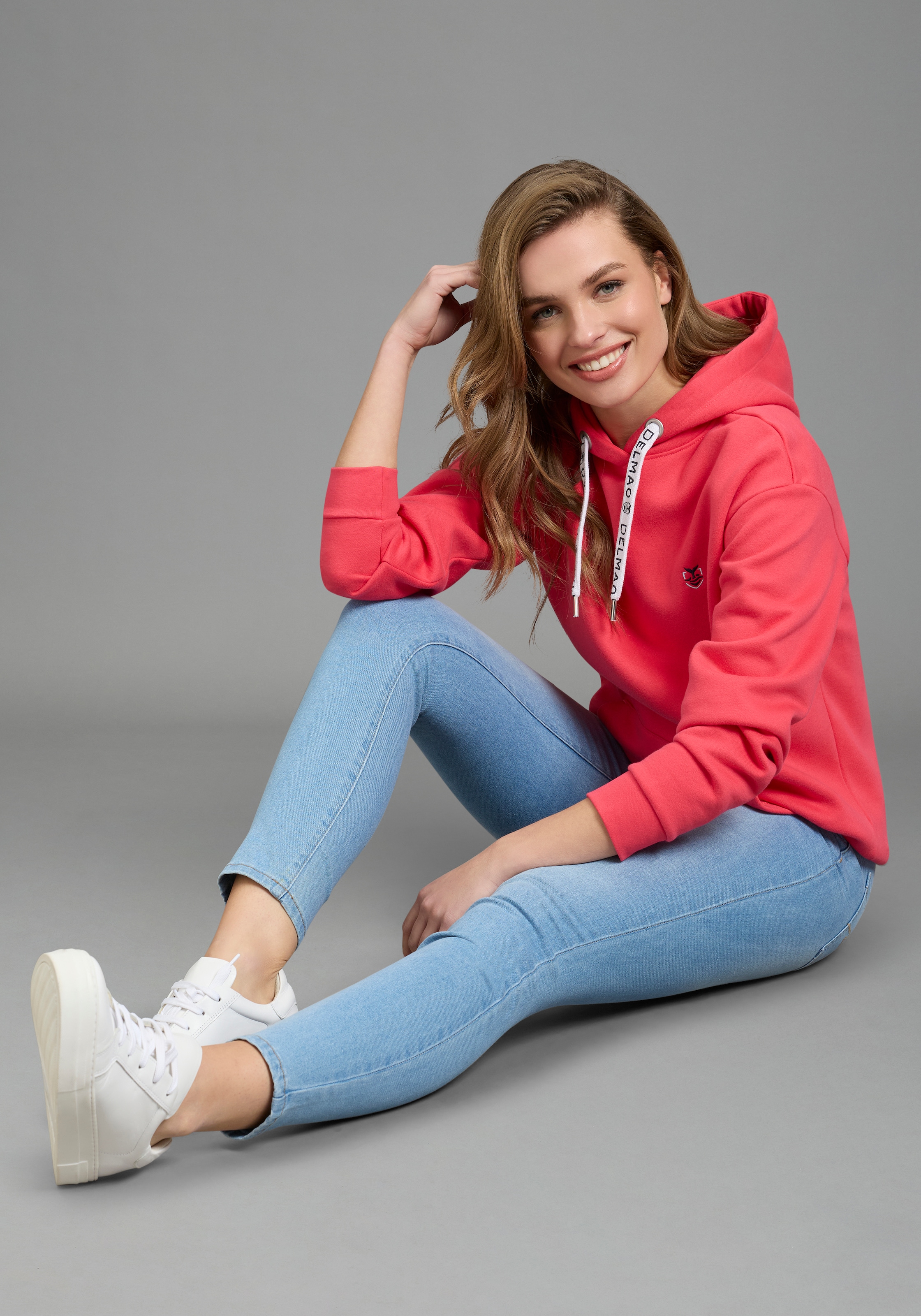 DELMAO Kapuzensweatshirt , Weiche Baumwollmischung mit Kängurutasche und bedruckter Kordel
