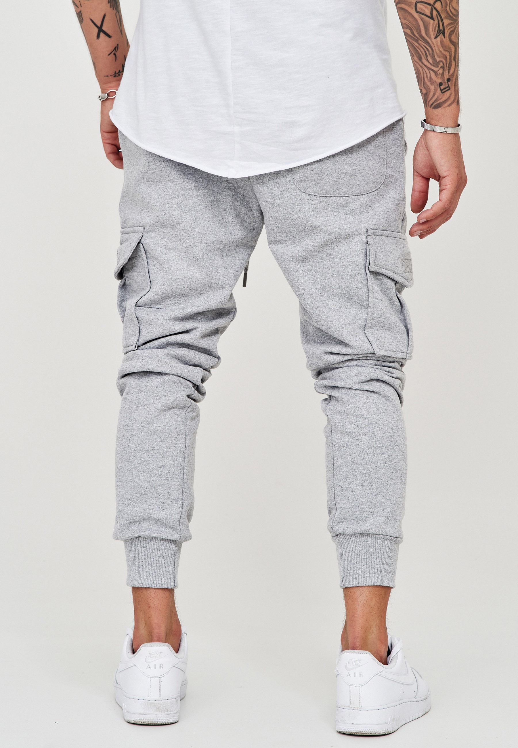 behype Trainingshose »MATAY«, mit praktischen Cargotaschen