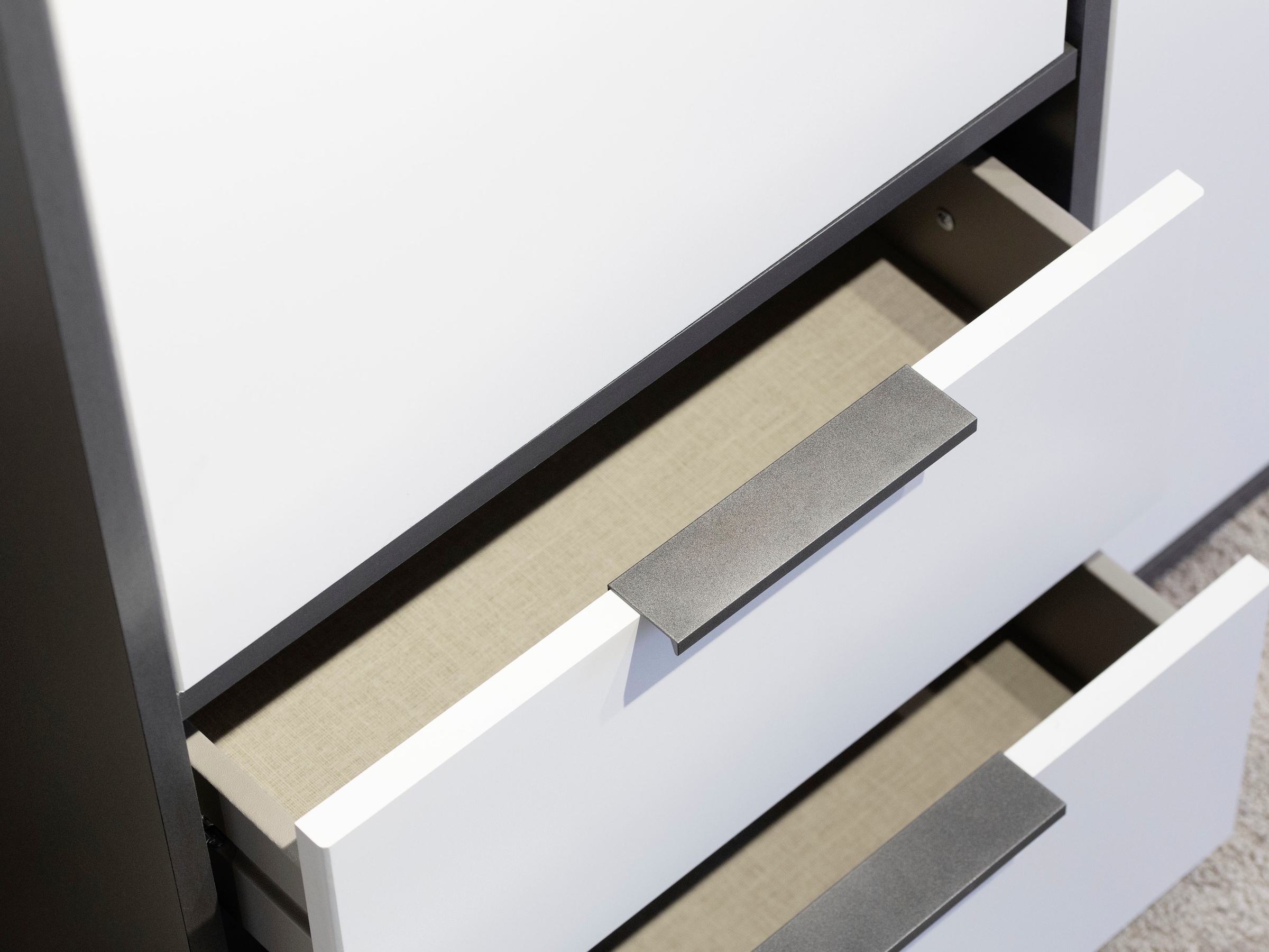 rauch Drehtürenschrank »Kleiderschrank Schrank Garderobe Wäscheschrank NAGATA viel Stauraum«, (in 3 verschiedenen Ausstattungen BASIC/CLASSIC/PREMIUM), mit Schubladen sowie Stangengriffen TOPSELLER MADE IN GERMANY