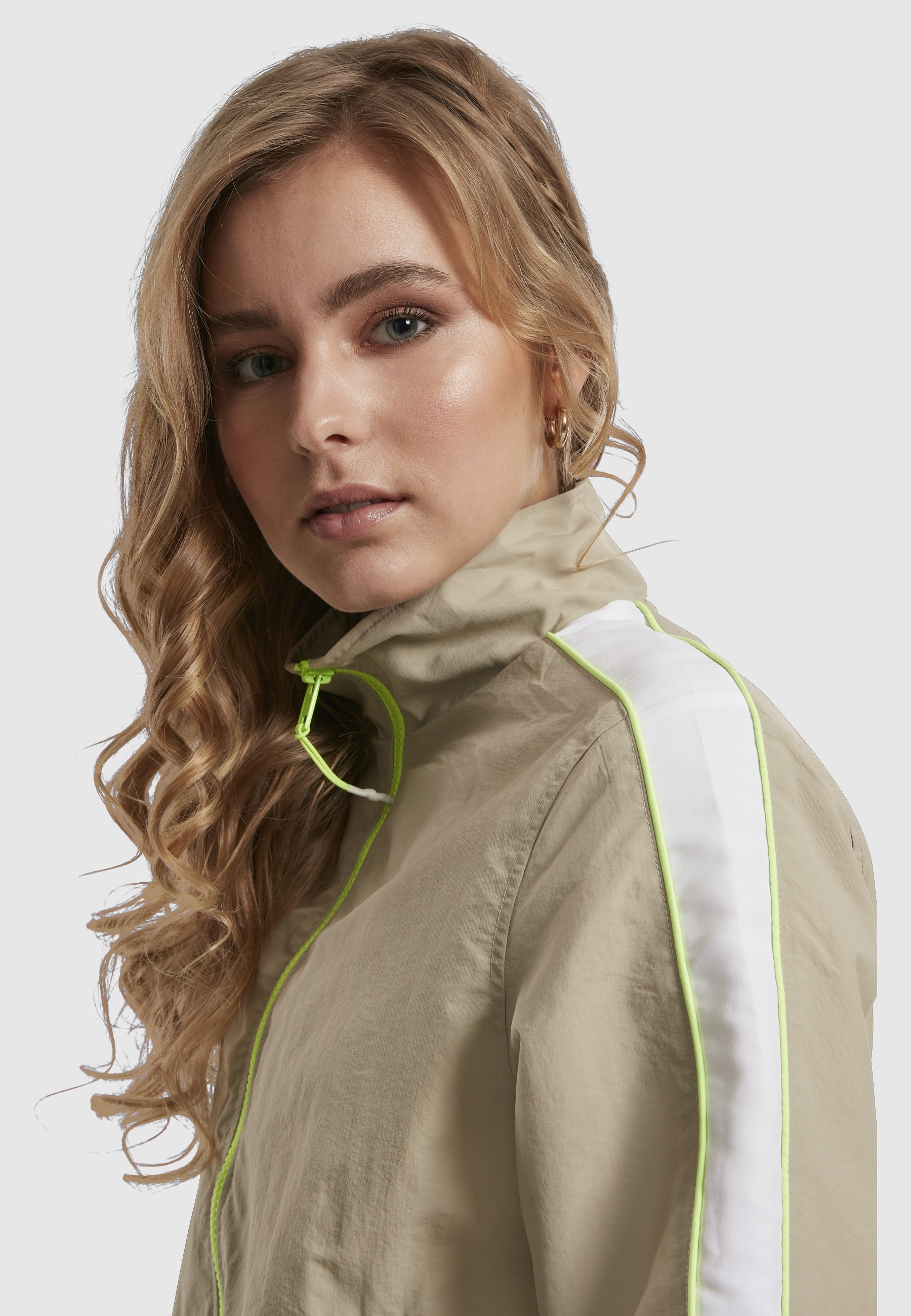 URBAN CLASSICS Allwetterjacke »Urban Classics Damen Ladies Short Piped Track Jacket« 1 Stk. tlg. ohne Kapuze