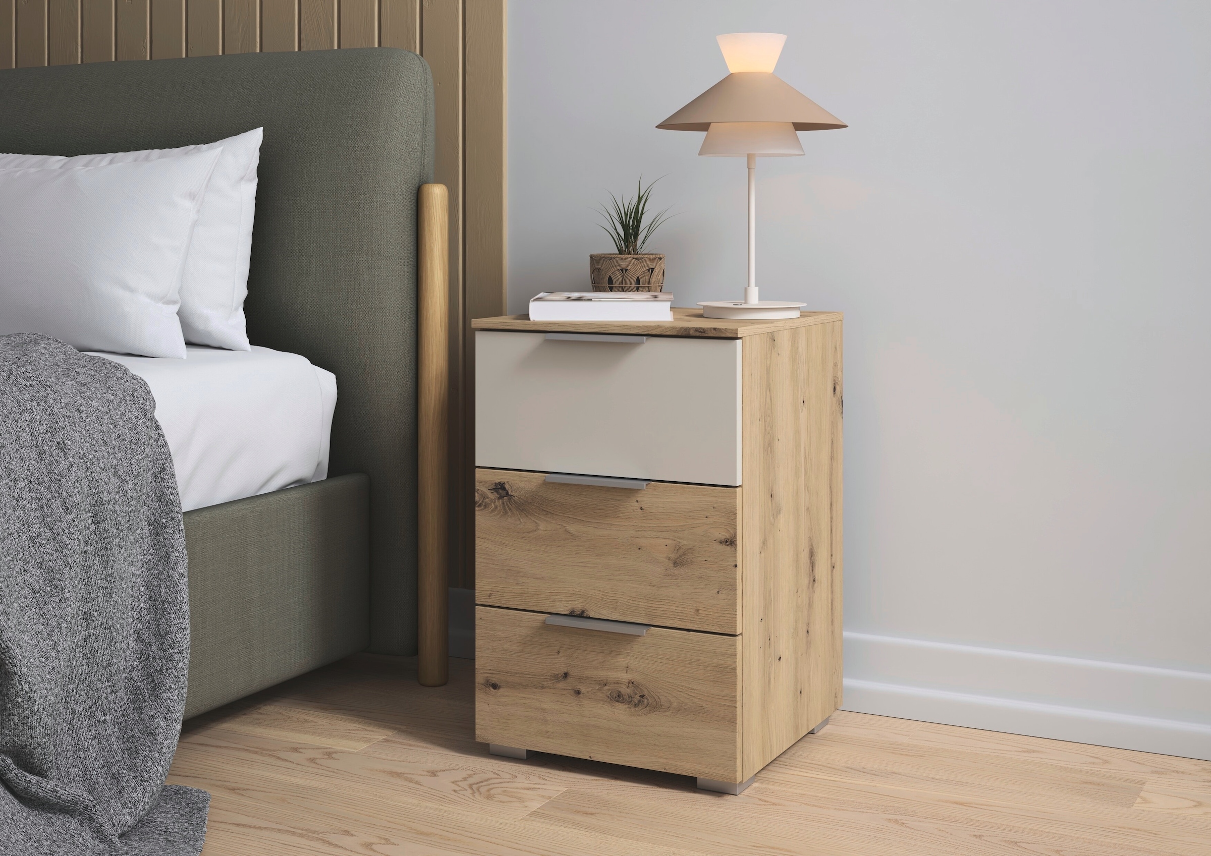 rauch Nachtkommode »Nachttisch Nachtkonsole Nachtschrank ASTANA« Breite 40 cm / Höhe 61 cm,  mit 3 geräumigen Schubladen, Kantengriff in Alufarben MADE IN GERMANY