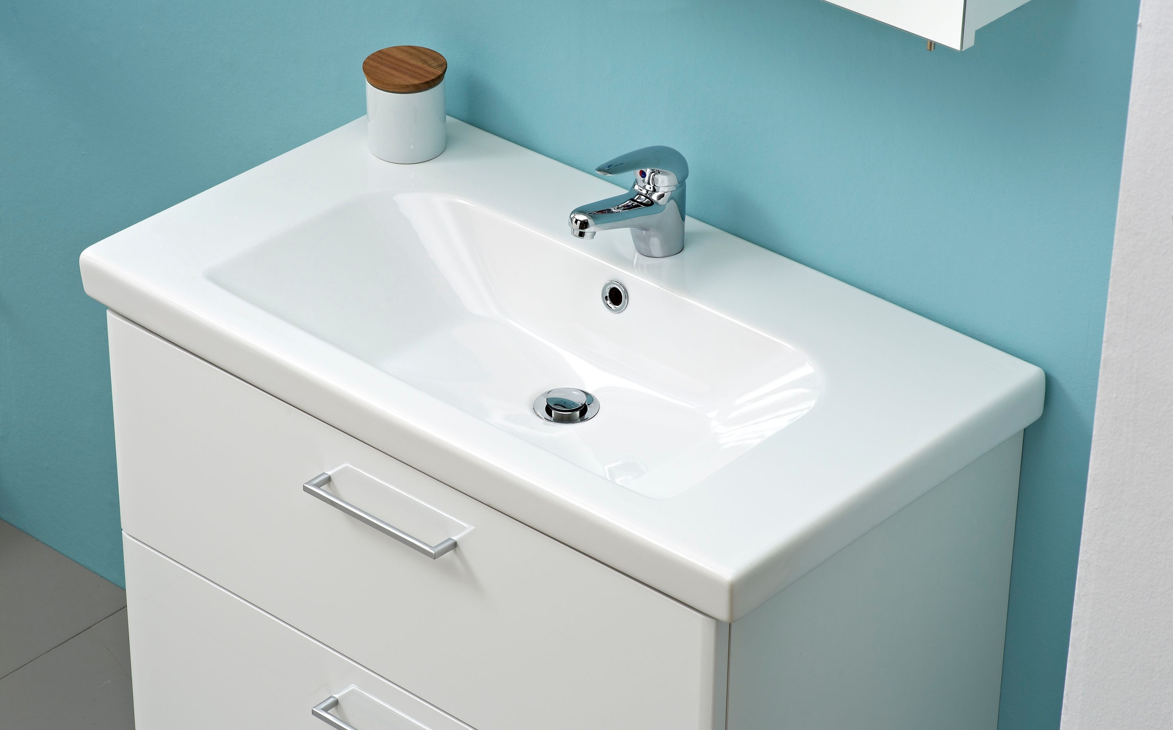 Saphir Badmöbel-Set »Quickset 316 2-teilig, Keramikwaschtisch mit LED-Spiegelschrank«, (2 St.), Waschplatz 82cm breit, 3 Türen, 1 Schublade, 1 Klappe, inkl Türdämpfer