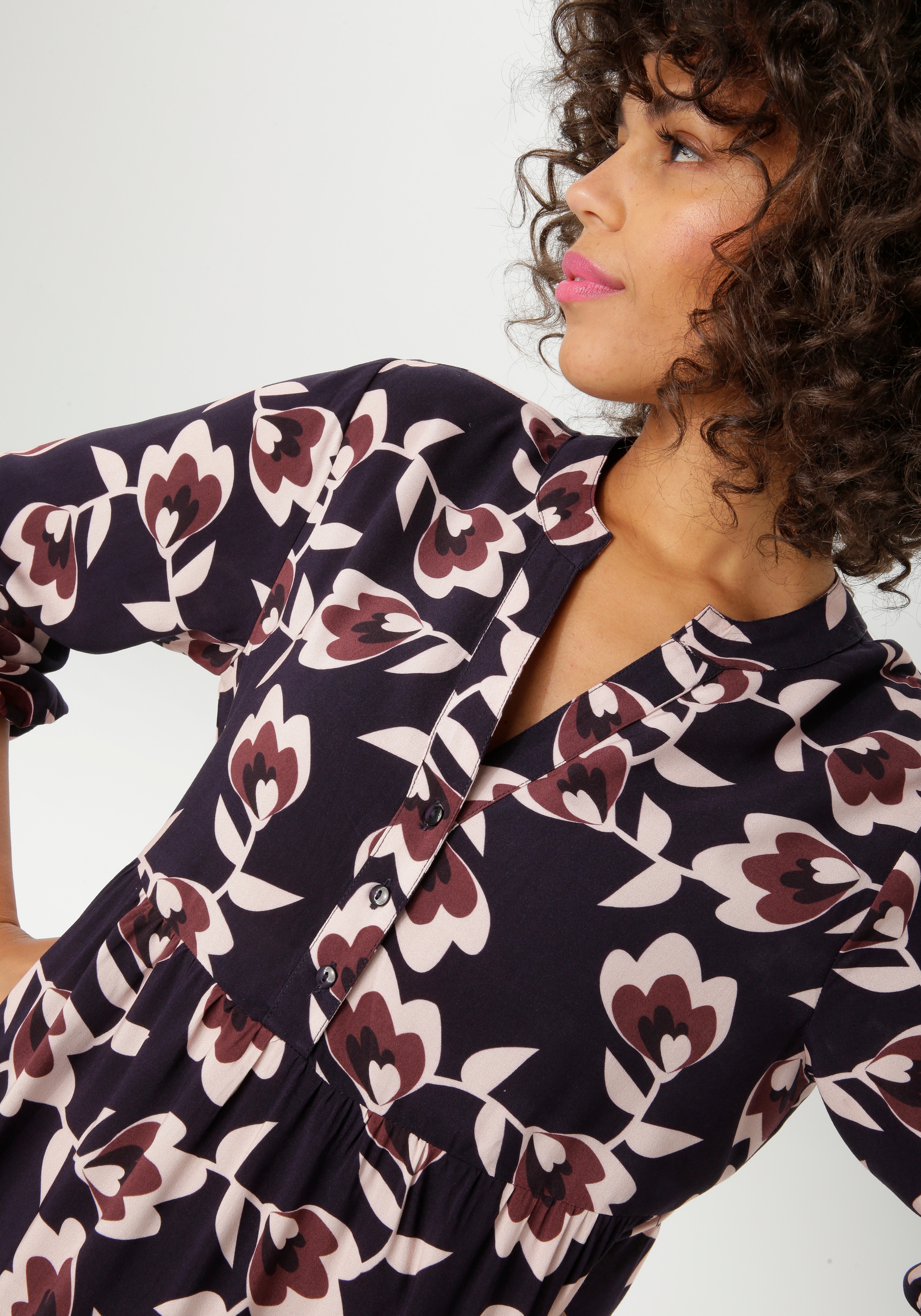 Aniston CASUAL Maxikleid, mit grafischen Blumen bedruckt- jedes Teil ein Unikat- NEUE KOLLEKTION