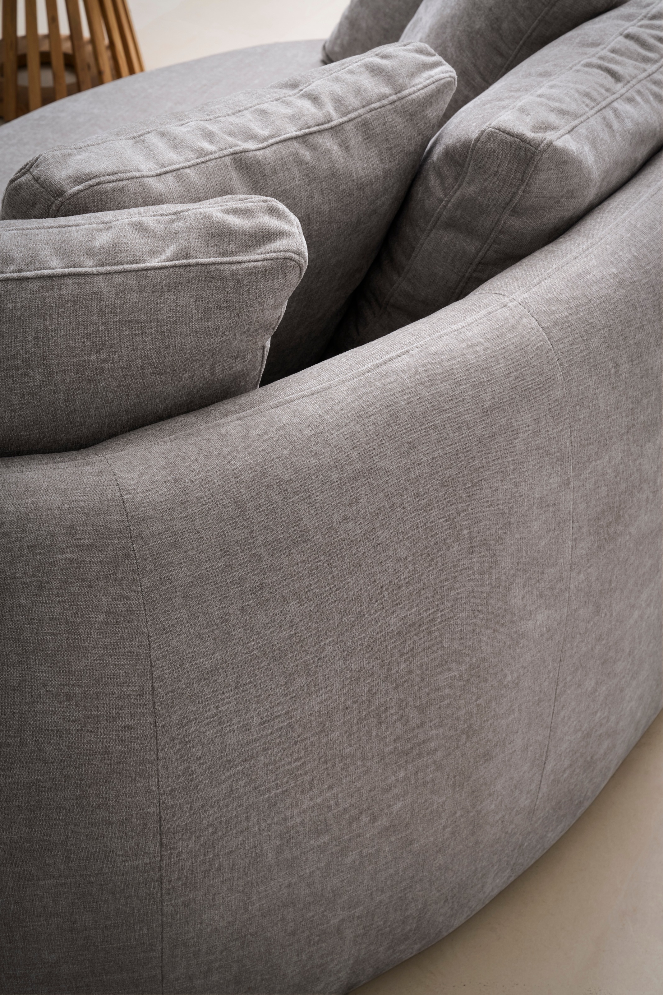 OTTO home 2,5-Sitzer »Kaarl, rundes Loungesofa, Sofa mit Kissen, perfekt gepolstert« Webstoff, in fünf Farben, zeitloses Design, inkl. 5 Rückenkissen