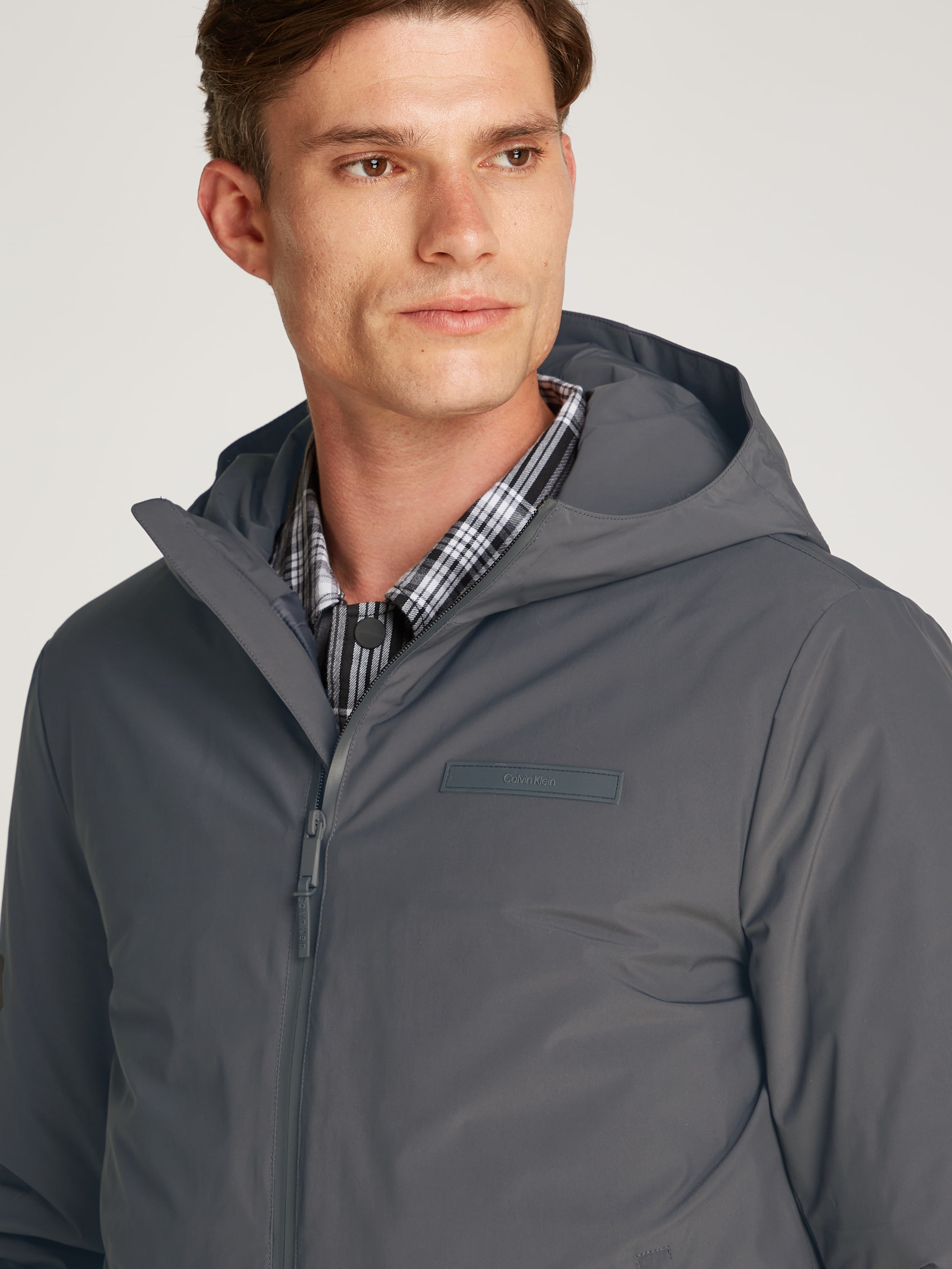 Calvin Klein Outdoorjacke »TECHNICAL NON-QUILT JACKET HOOD« mit Kapuze mit Logoprint