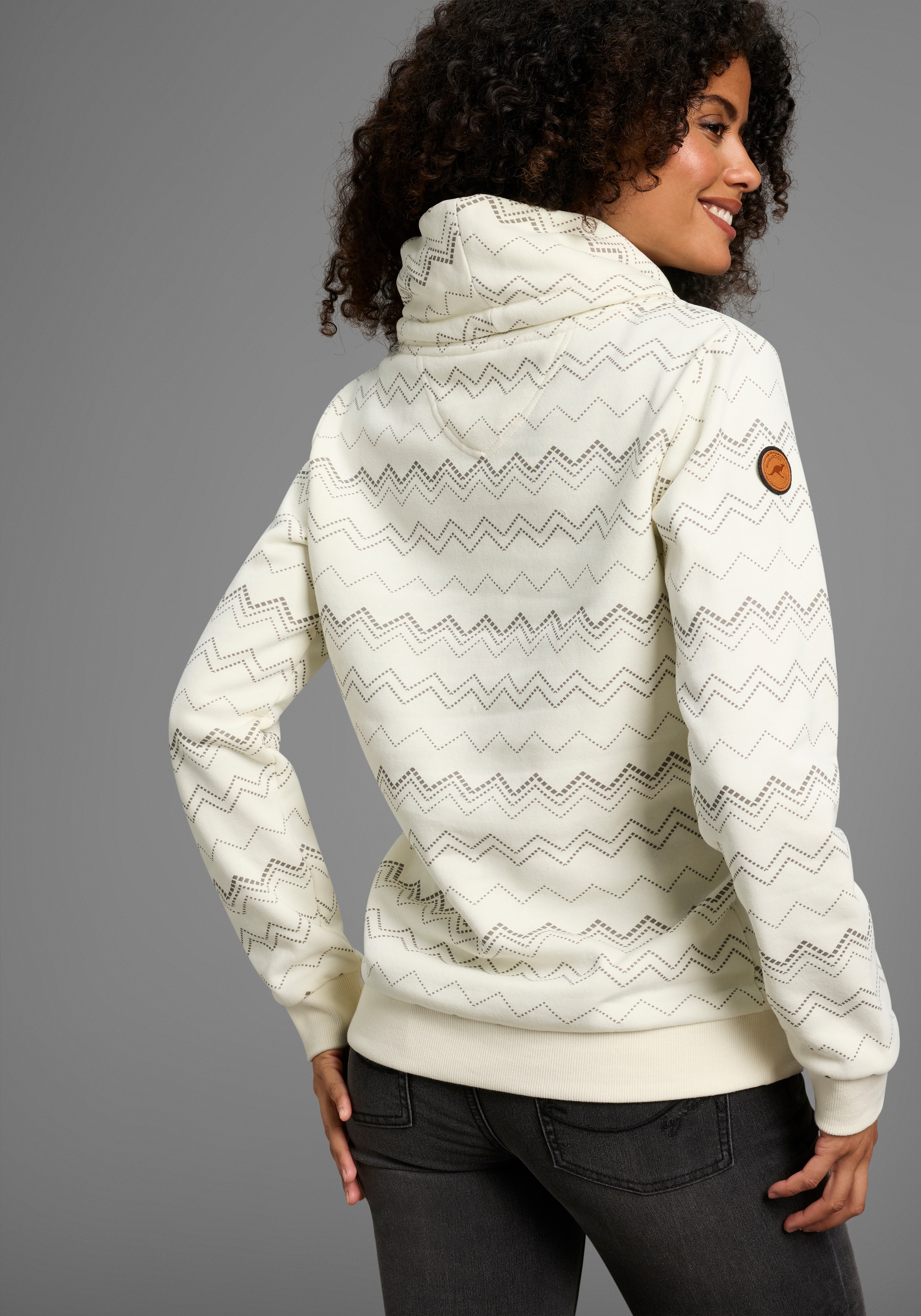 Thumbnail - KangaROOS Sweatshirt mit hohem kuscheligen Kragen und Alloverdruck