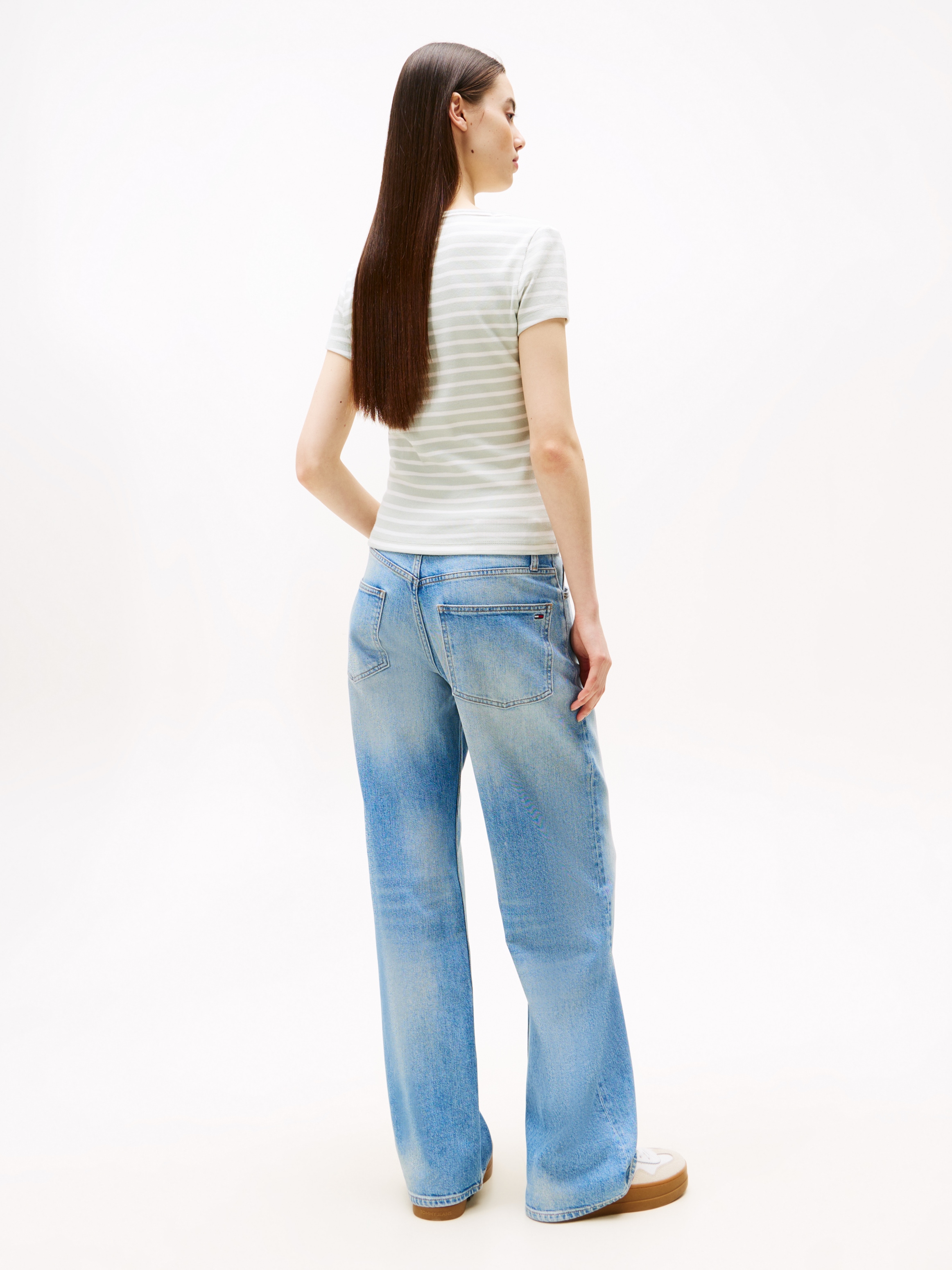 Tommy Jeans T-Shirt »TJW SLIM ESSENTIAL RIB V SS«, mit Logostickerei