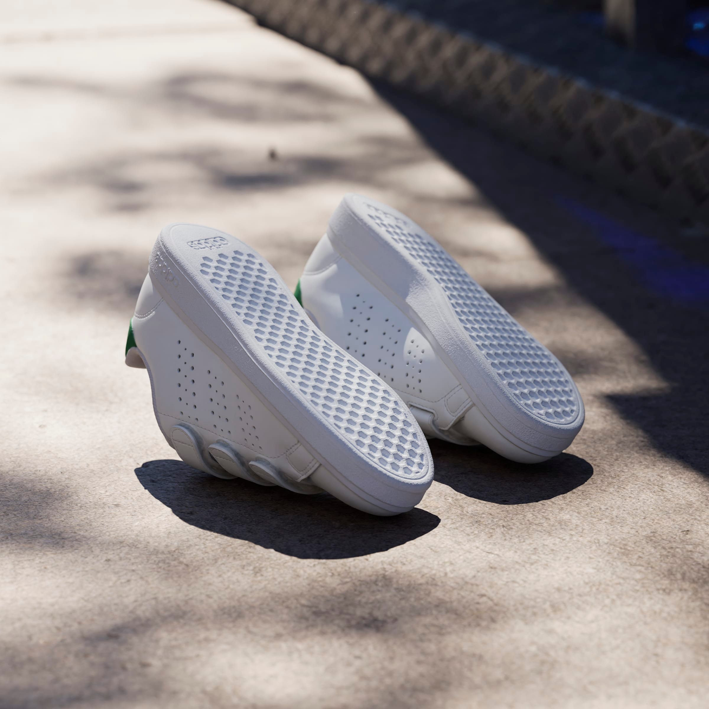 adidas Sportswear Klettschuh »ADVANTAGE BASE 2.0 KIDS«  Design auf den Spuren des adidas Stan Smith, für Kinder & Jugendliche