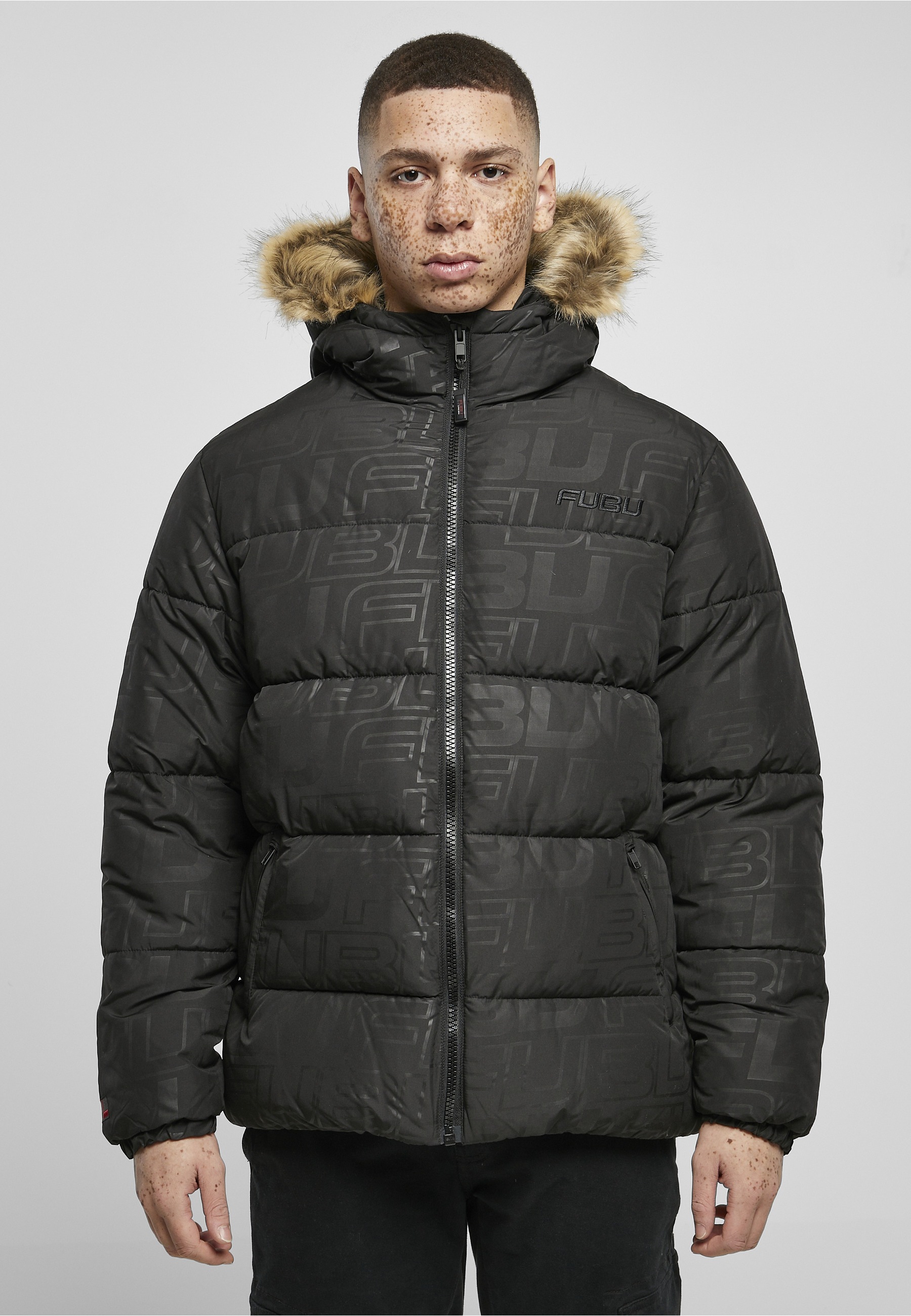 Fubu Winterjacke »Fubu Herren FM224-039-2 FUBU Corporate AOP Puffer Jacket« 1 Stk. tlg. mit Kapuze