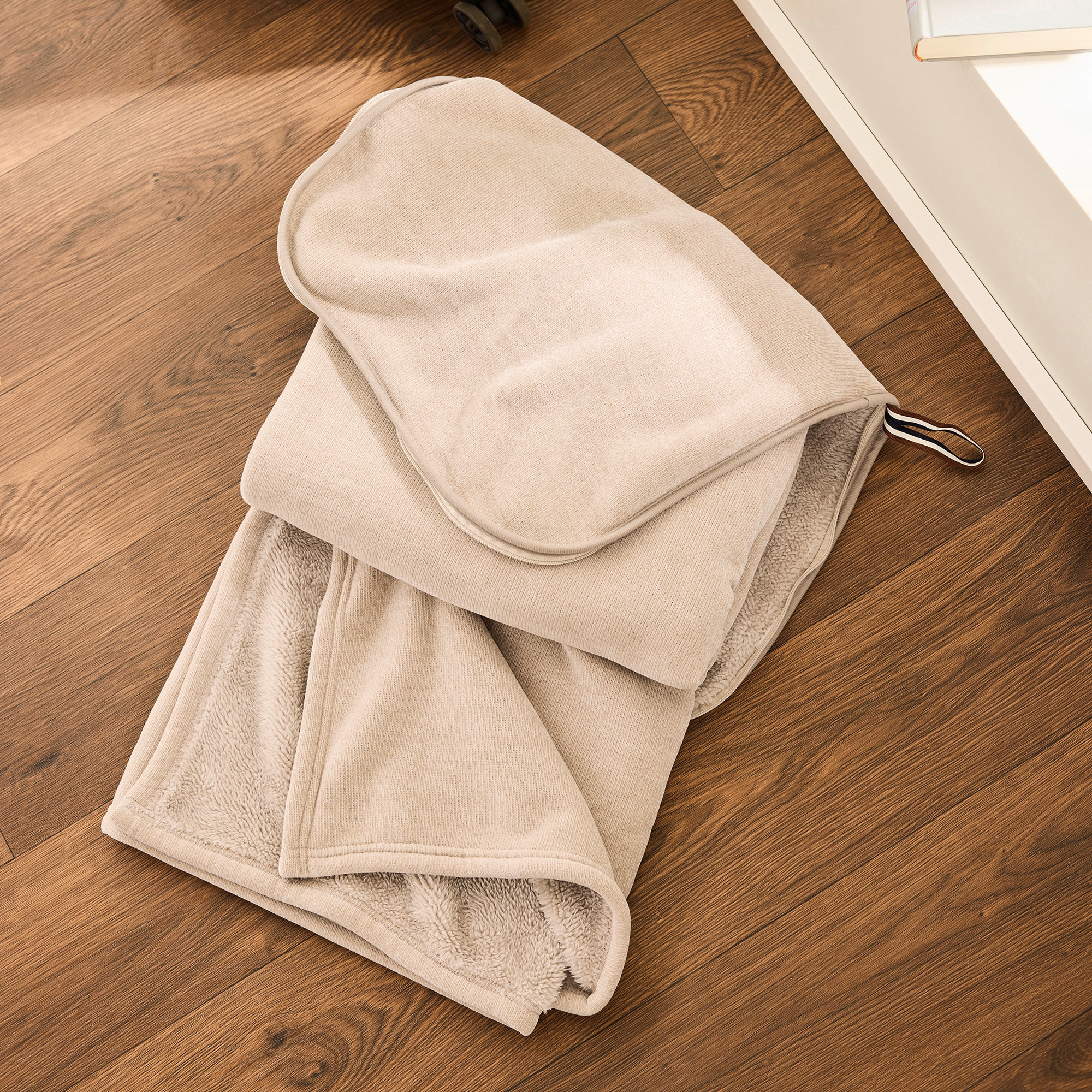 bugatti Wohndecke »bugatti Reisedecke Doppio Soft«, 2-in-1: Reisedecke & Kissen in einem