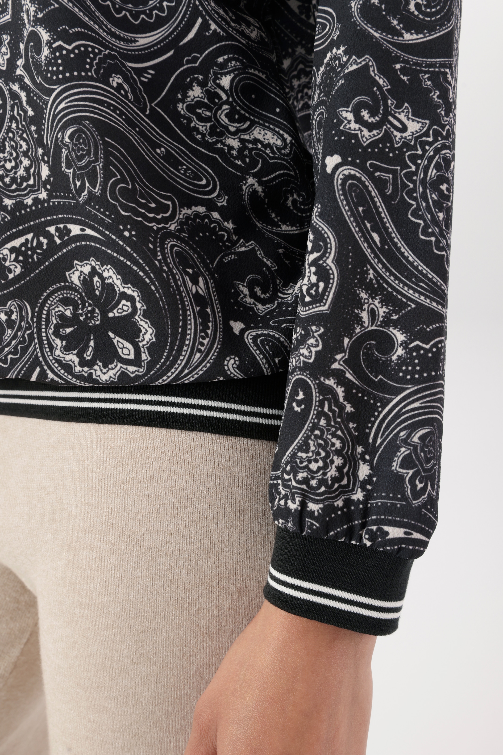 Aniston SELECTED Shirtbluse mit gestreiften Bündchen und Ornamentmuster allover - NEUE KOLLEKTION