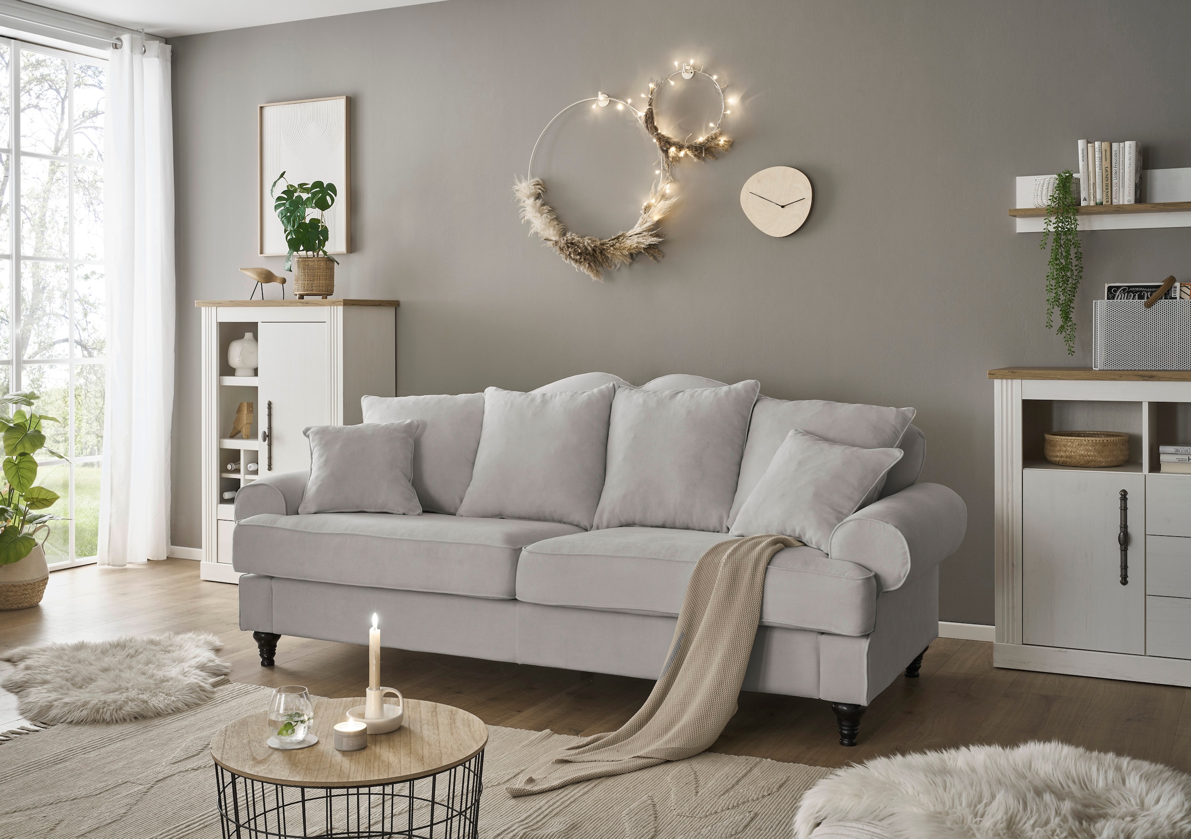 OTTO home 3,5-Sitzer "Westminster, Sofa im Landhausstil, Couch mit Zierkissen" Federkern-Polsterung, gedrechselter Fuß, hochwertiger Microfaserbezug