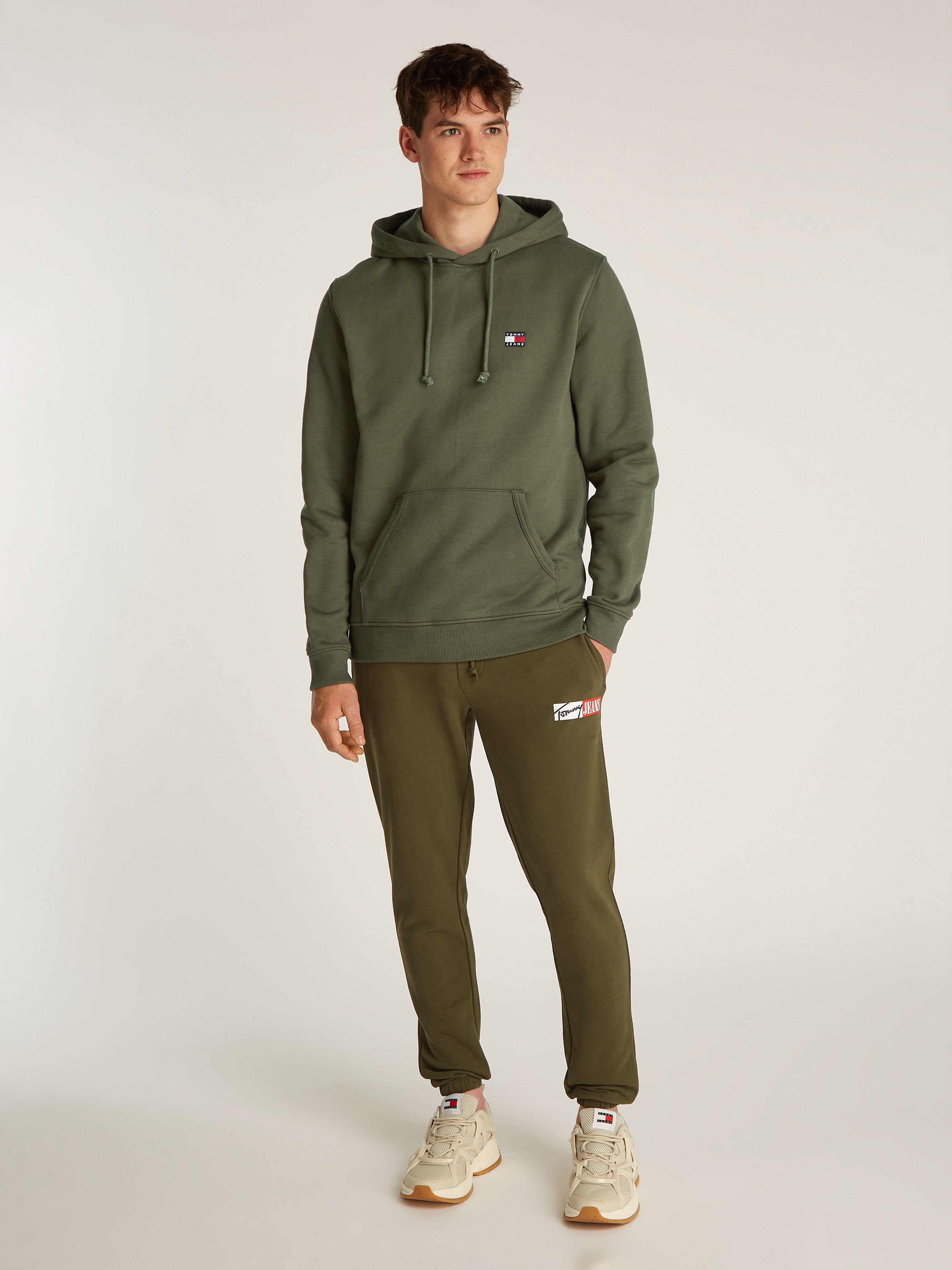 Tommy Jeans Hoodie »TJM REG BADGE HOODIE EXT«, Mit Rundhalsausschnitt