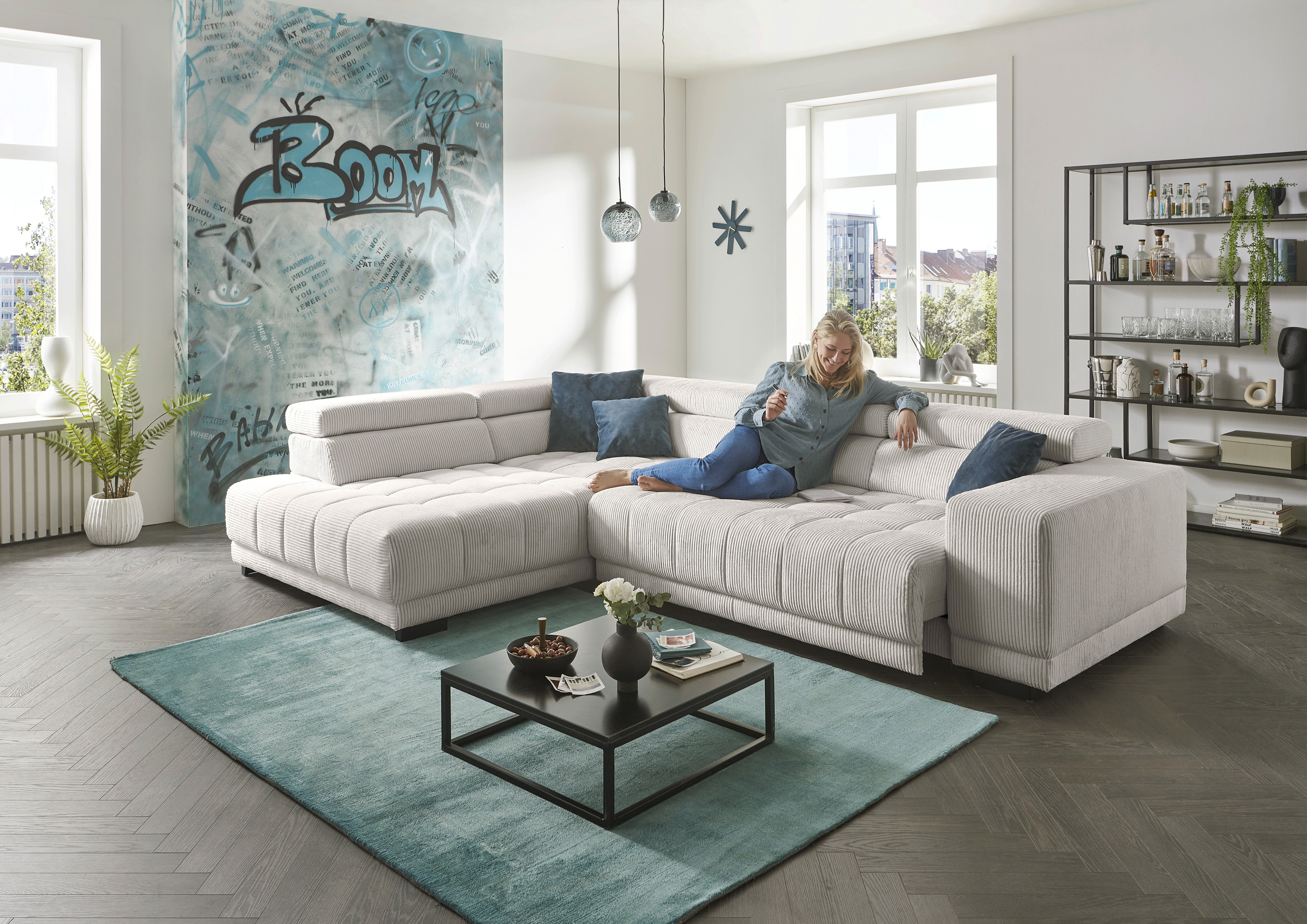 Die PlanBar Ecksofa "MP-IN15053 L-Form breiter Schenkel" wahlweise mit Kopfteilverstellung und manueller Vorziehbank