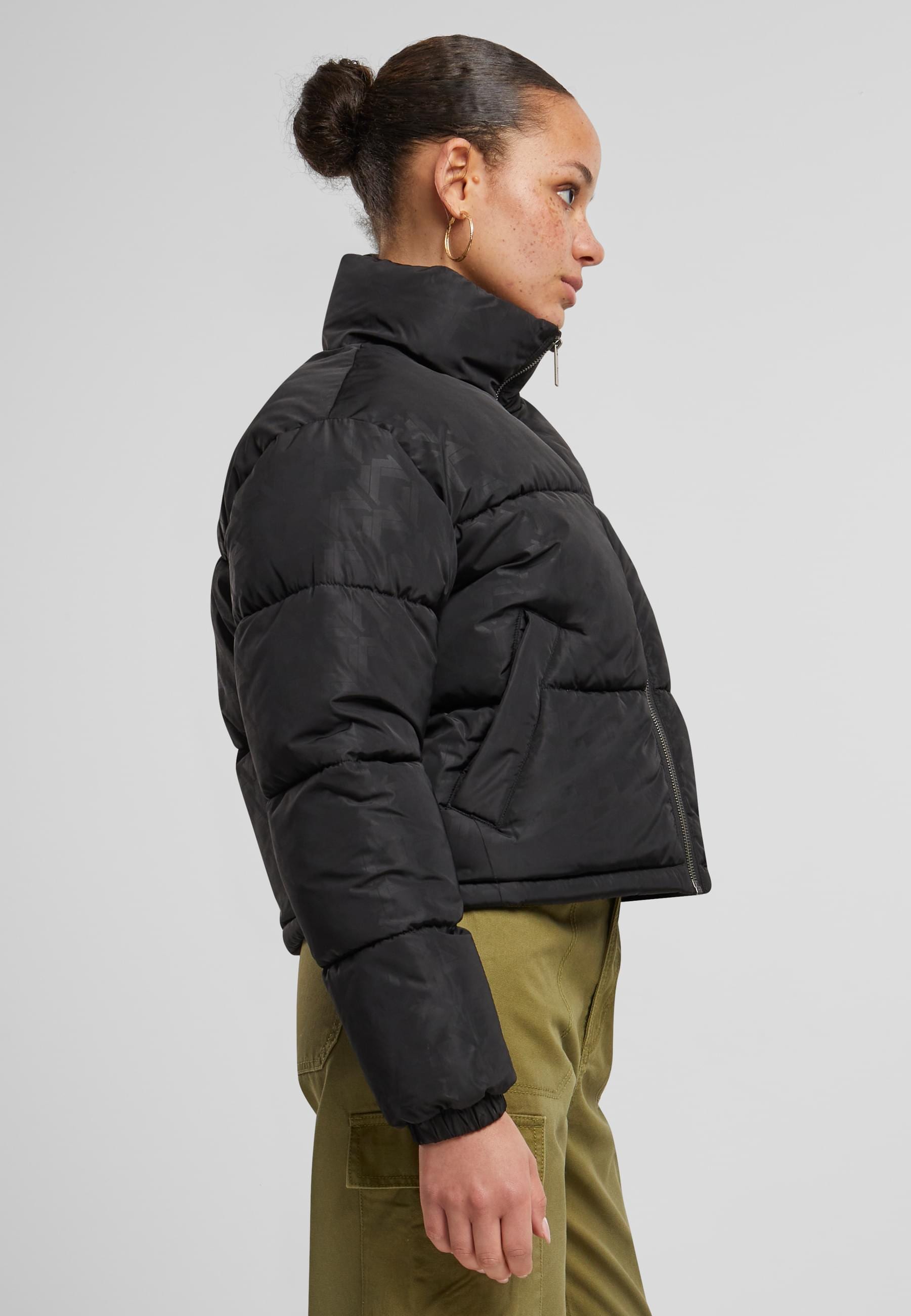 Karl Kani Winterjacke »Karl Kani Karl Kani OG AOP Crop Puffer Jacket«, (1 St.), ohne Kapuze