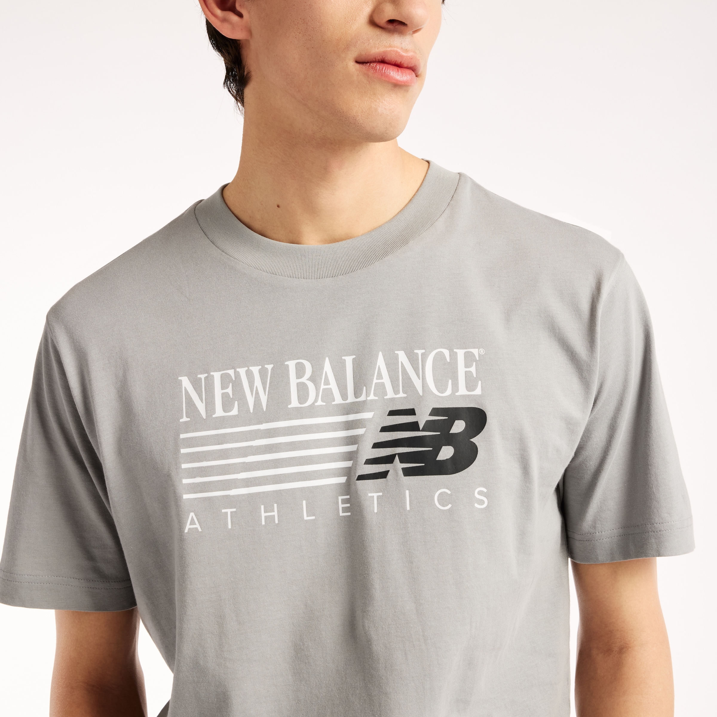 New Balance T-Shirt »REIMAGINED  GRAPHIC T-SHIRT« sportlicher Stil, T-Shirt-Schnitt, für Sportmode, aus Baumwolle
