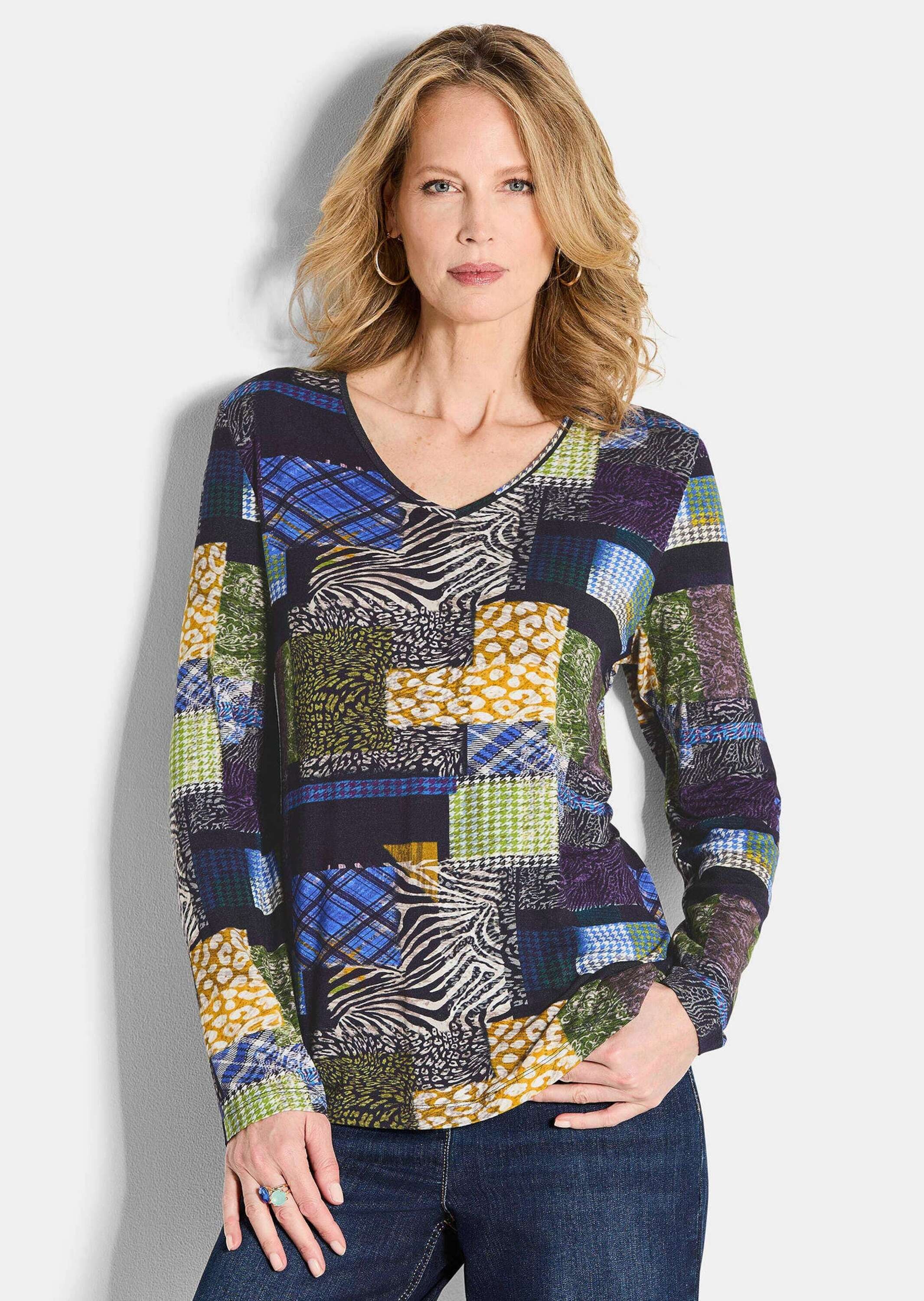 Thumbnail - GOLDNER Langarmshirt "Langarm Viskose-Shirt mit V-Ausschnitt" Patch-Print