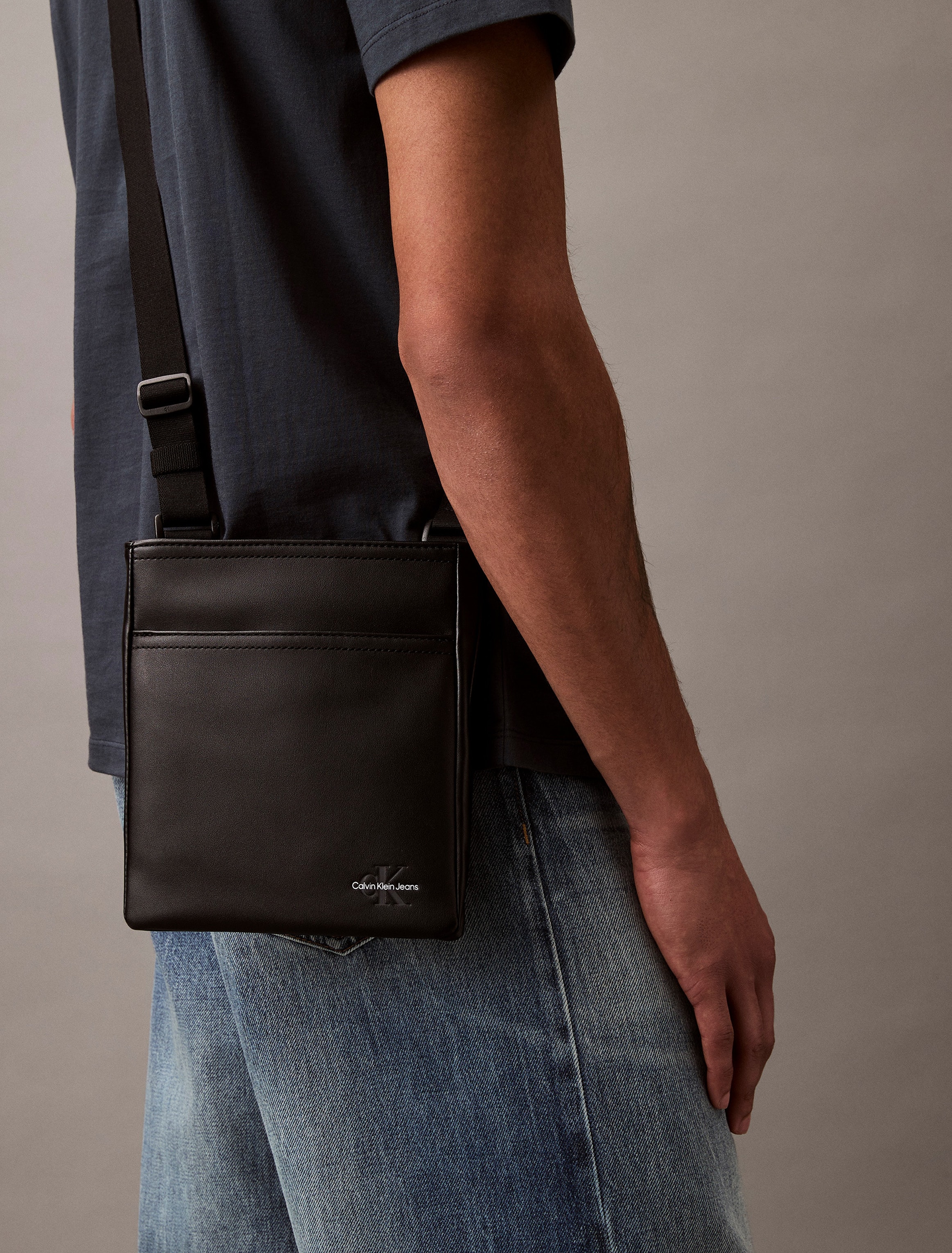 Calvin Klein Jeans Messenger Bag »MONO LOGO FLAT PACK 18«, Herren-Umhängetasche, Schultertasche, CrossBody Bag mit Logo