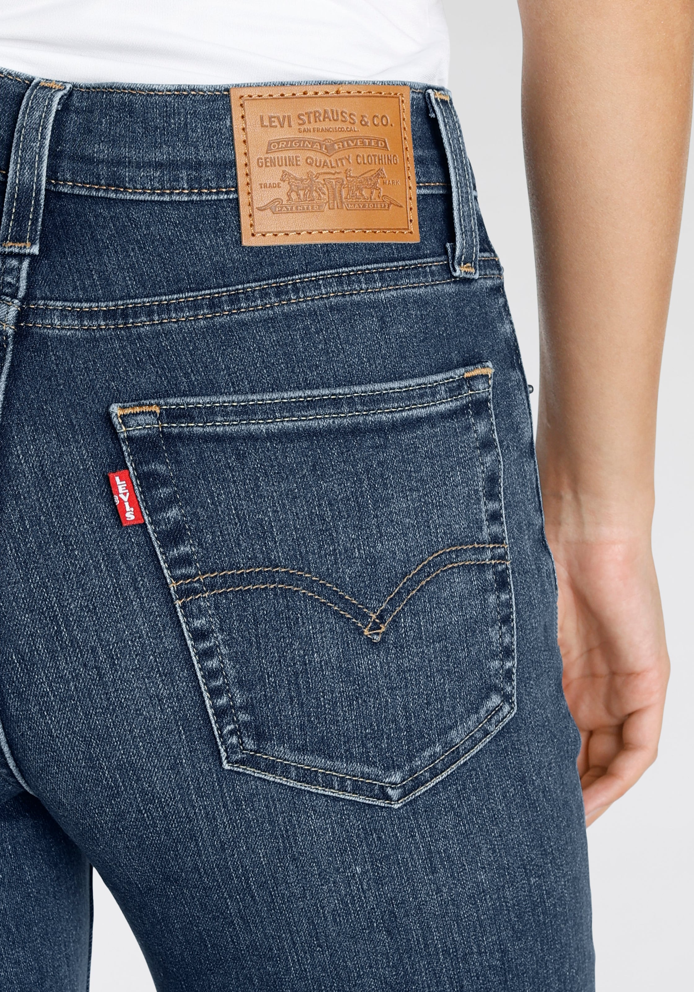 Levi's® 5-Pocket-Jeans »724 BUTTON SHANK«, mit Reisverschlussdetail am Saum