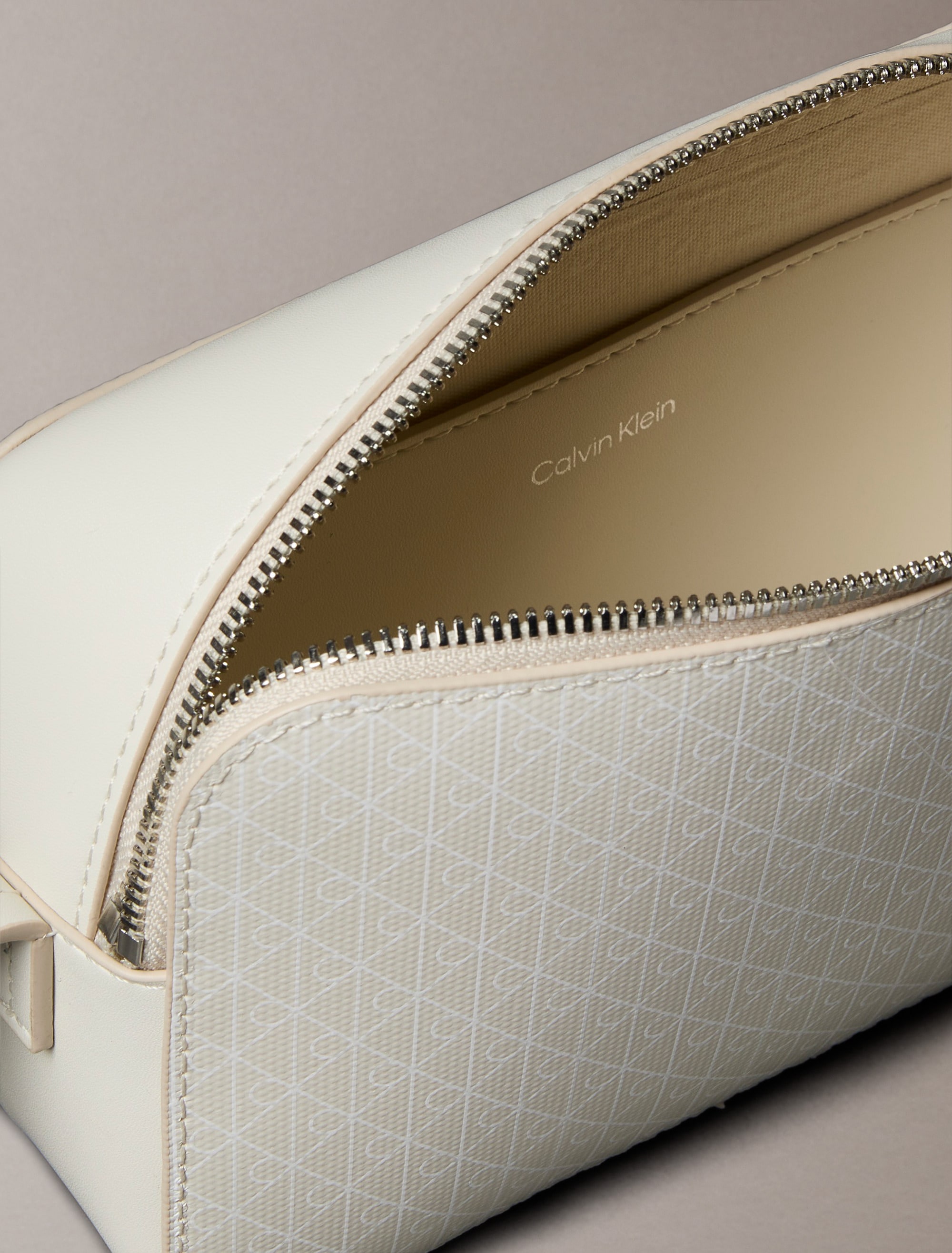Calvin Klein Mini Bag »AOP ELONGATED CAMERA BAG«, kleine Damen-Umhängetasche, Schultertasche mit Monogramm-Print