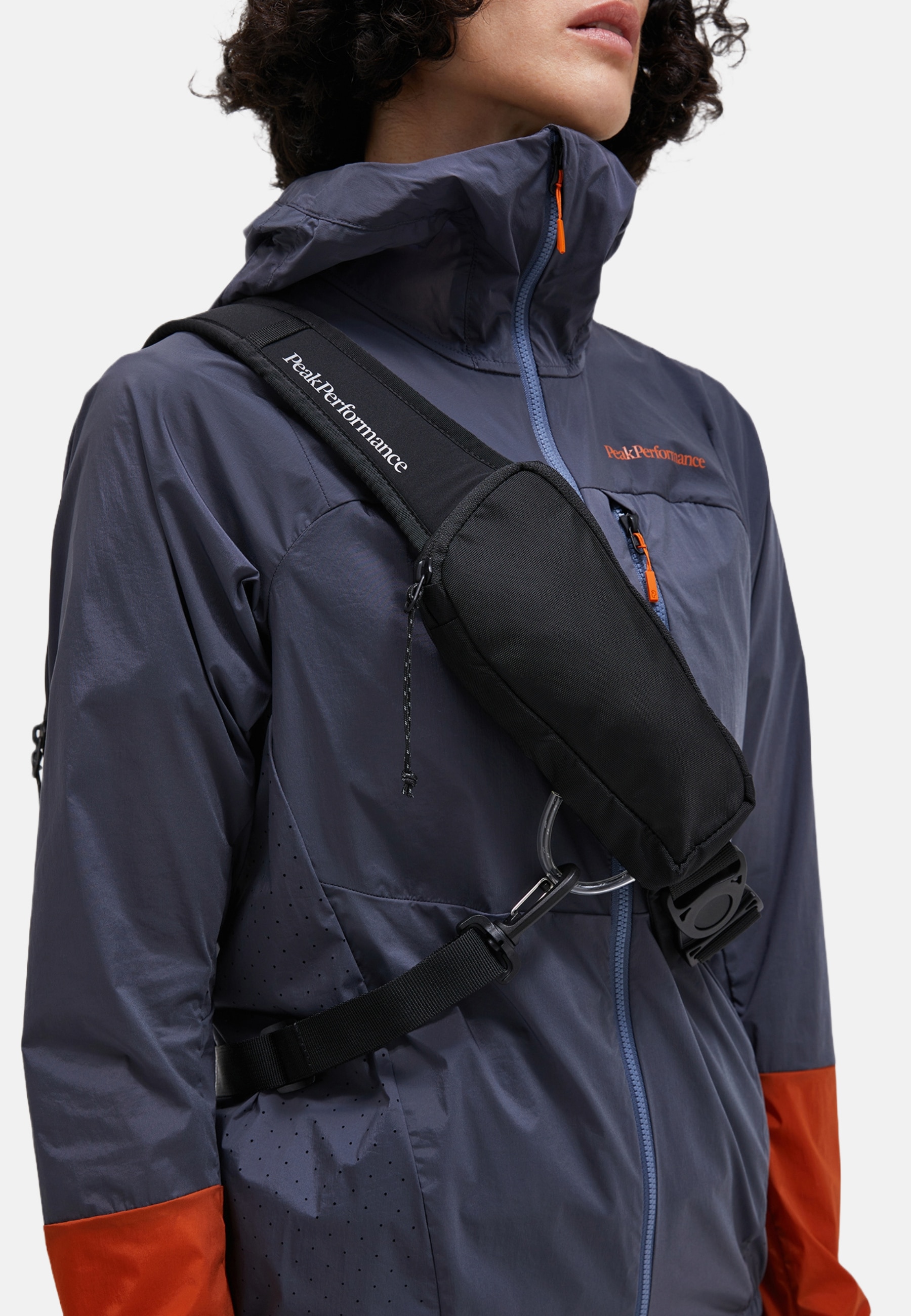 Peak Performance Umhängetasche »Outdoor Slingbag« mit dezenten Farbdetails