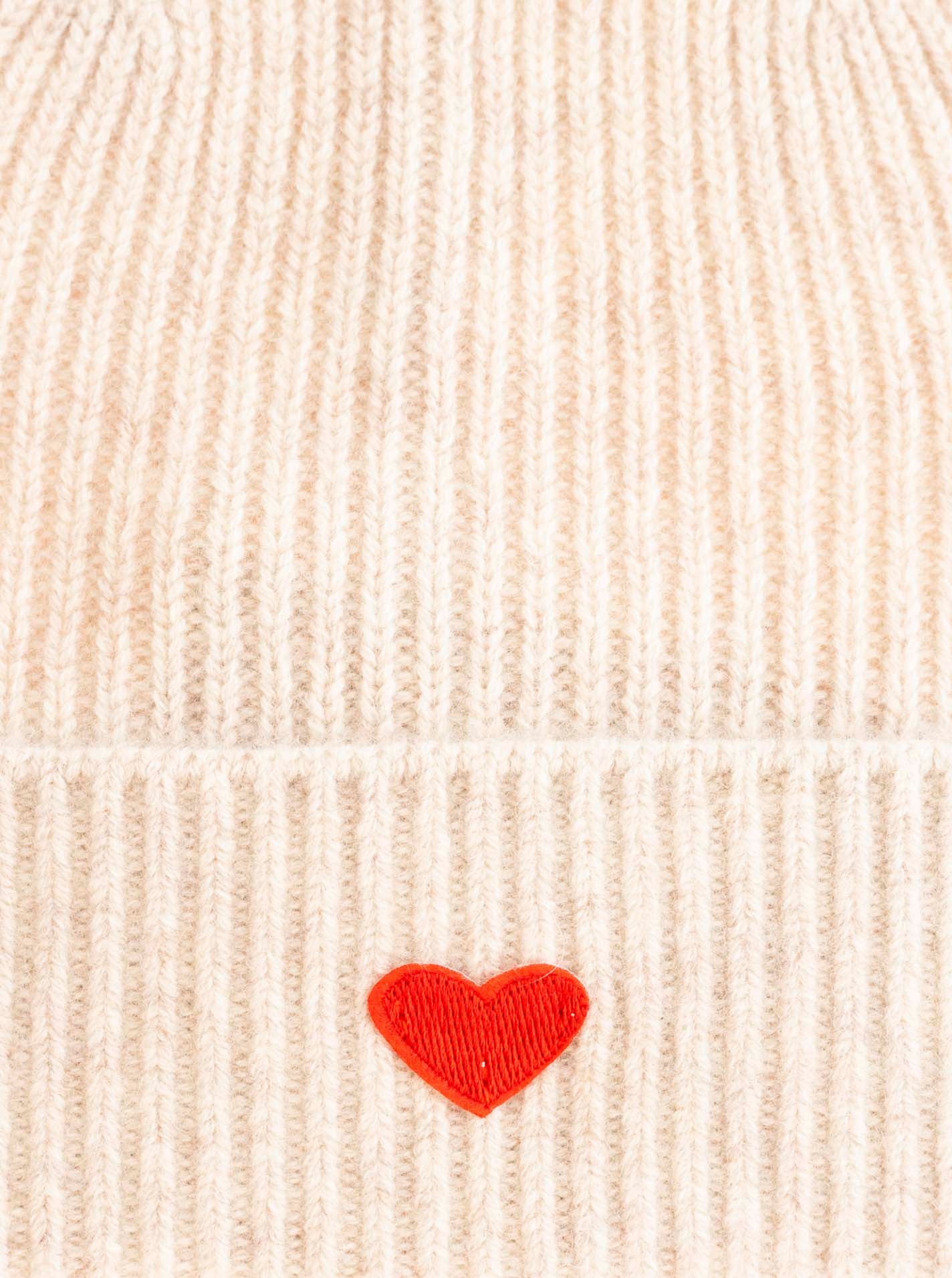 Thumbnail - Zwillingsherz Beanie "Beanie with Heart-Patch" Rippstrick, mit breitem Umschlag, wärmend