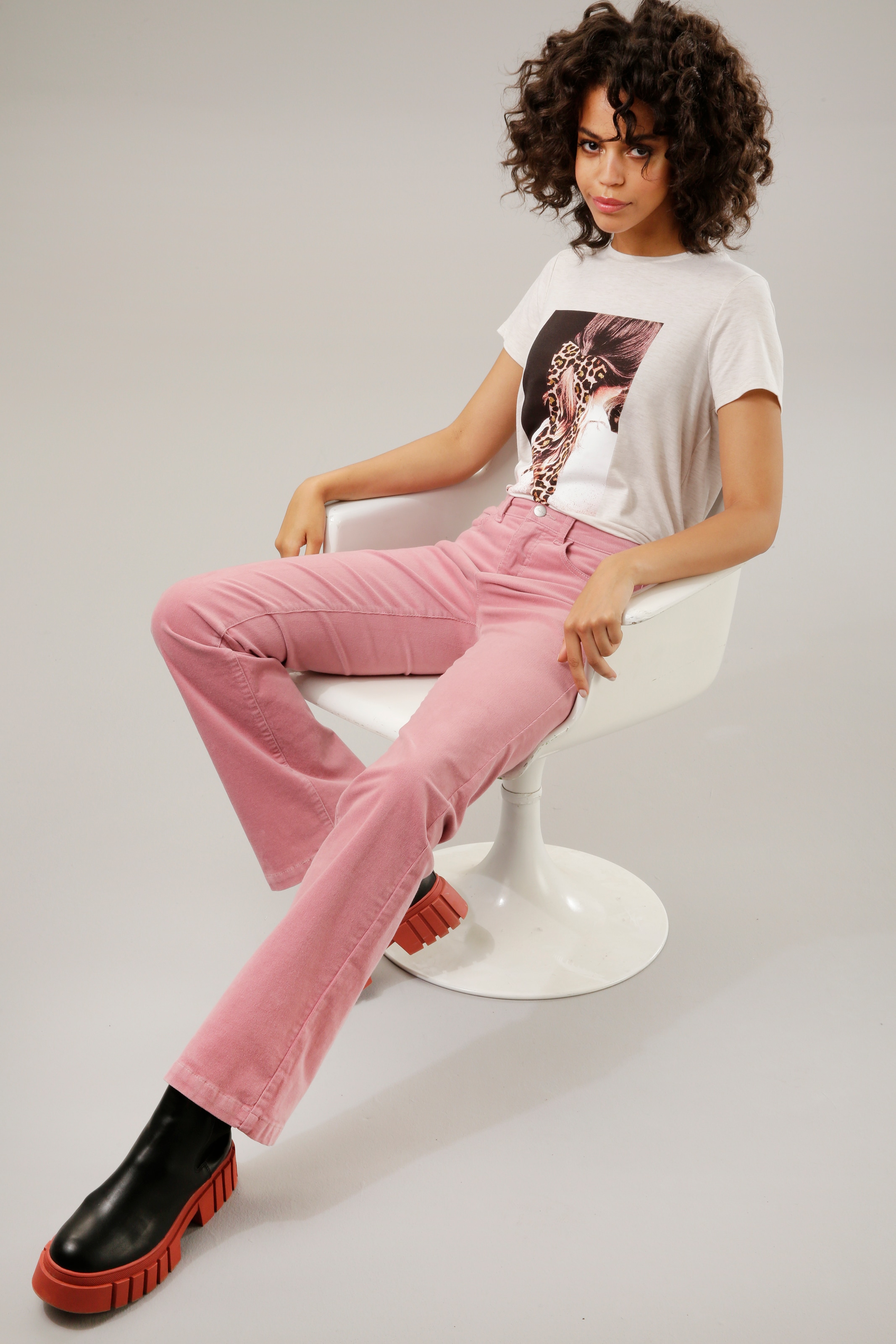 mit für verziertem T-Shirt, - NEUE Glitzer Aniston Frontdruck | BAUR KOLLEKTION CASUAL bestellen