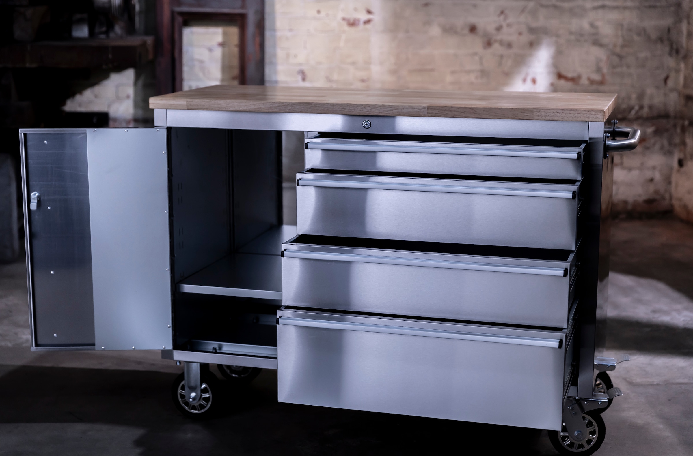 ONDIS24 Werkstattwagen »Werkzeugwagen aus Edelstahl mit 1 Tür 4 Schubladen« fahrbar, kugelgelagerten Schubladen, abschließbar, Massivholzplatte