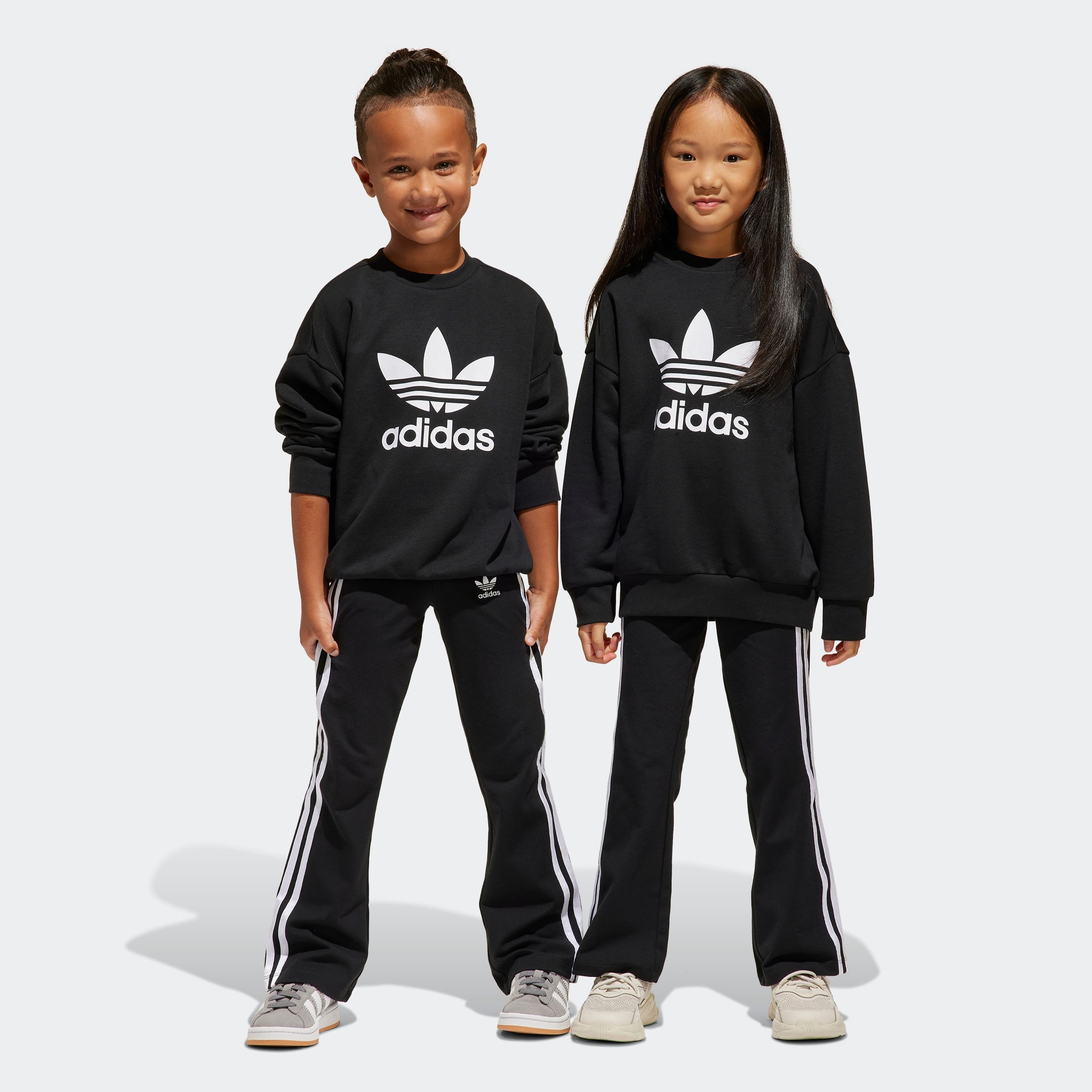 Trainingsanzug ADIDAS ORIGINALS "LOOSE CREW FLARED KIDS LEGGINGS SET", Jungen, Gr. 110, schwarz, Obermaterial: 70% Baumwolle, 30% Polyester, Sportanzüge Trainingsanzug