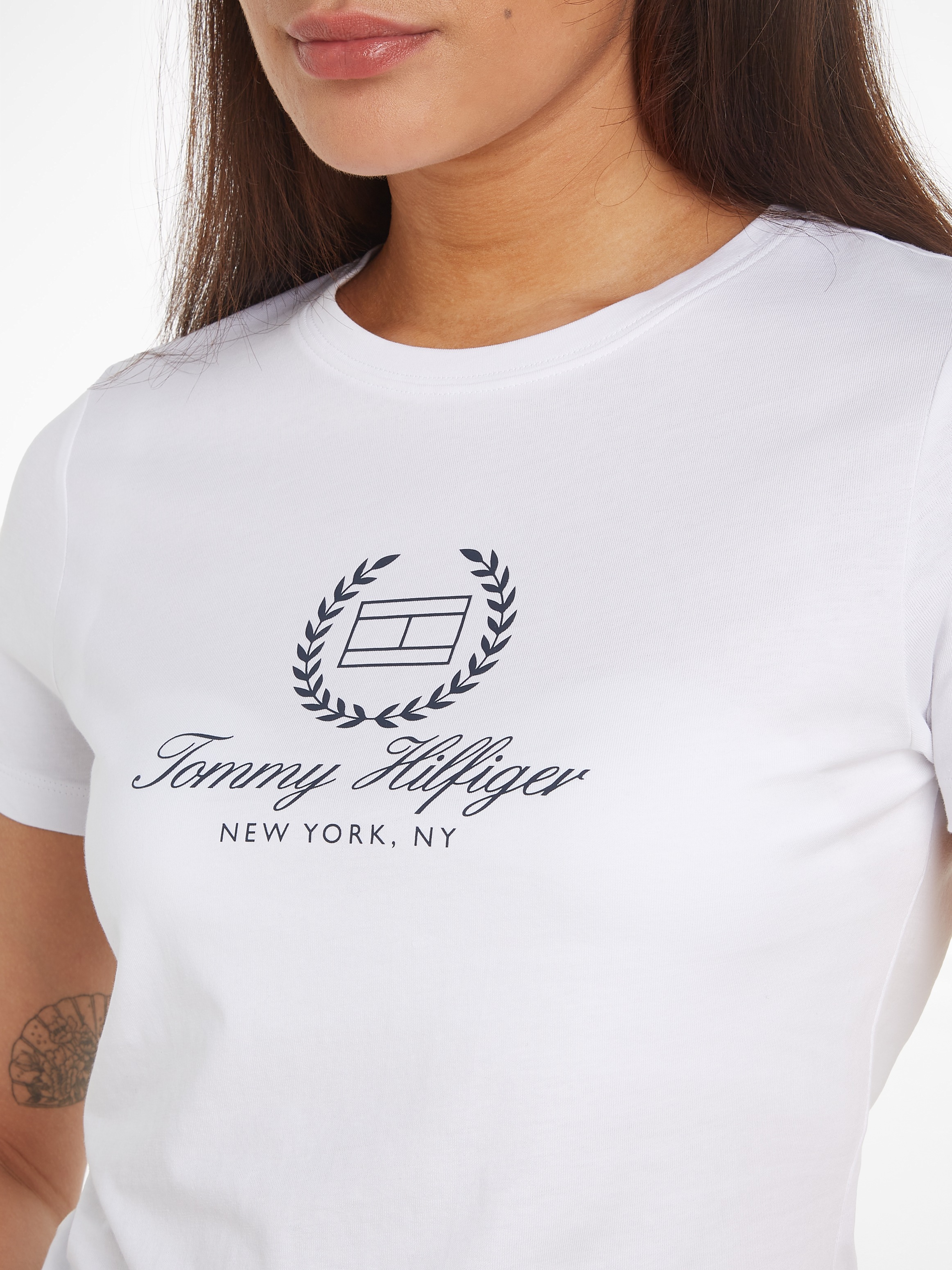 Tommy Hilfiger T-Shirt »SLIM FLAG SCRIPT TEE SS«, mit Logodruck auf der Brust