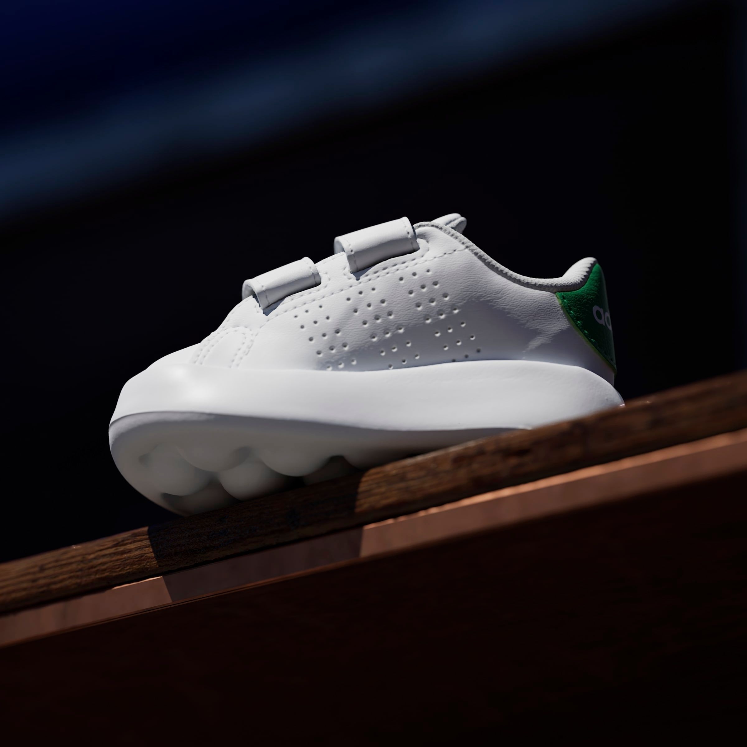 adidas Sportswear Klettschuh »ADVANTAGE KIDS«, Design auf den Spuren des adidas Stan Smith, für Kinder