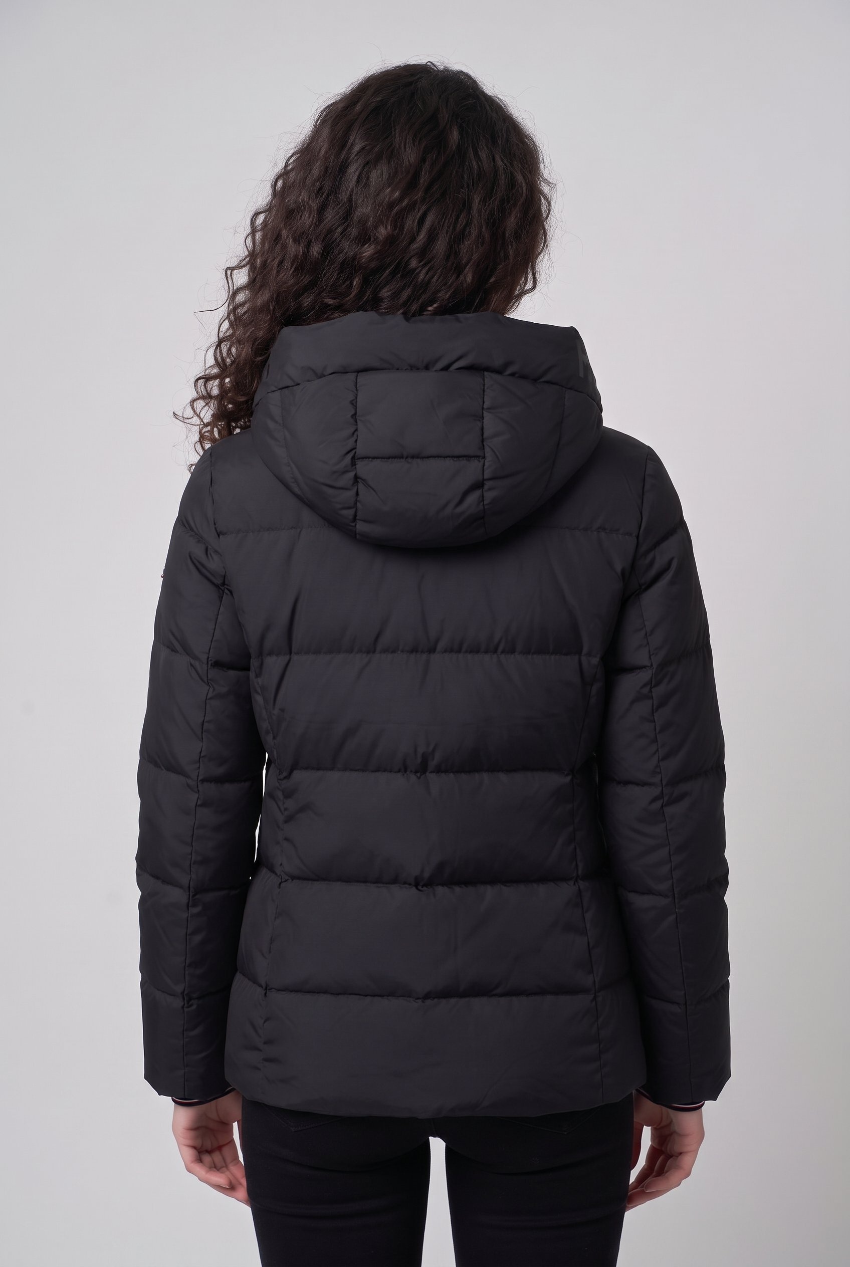 Tommy Hilfiger Steppjacke »DOWN BRANDED FITTED JACKET« mit Kapuze Kunstfaser