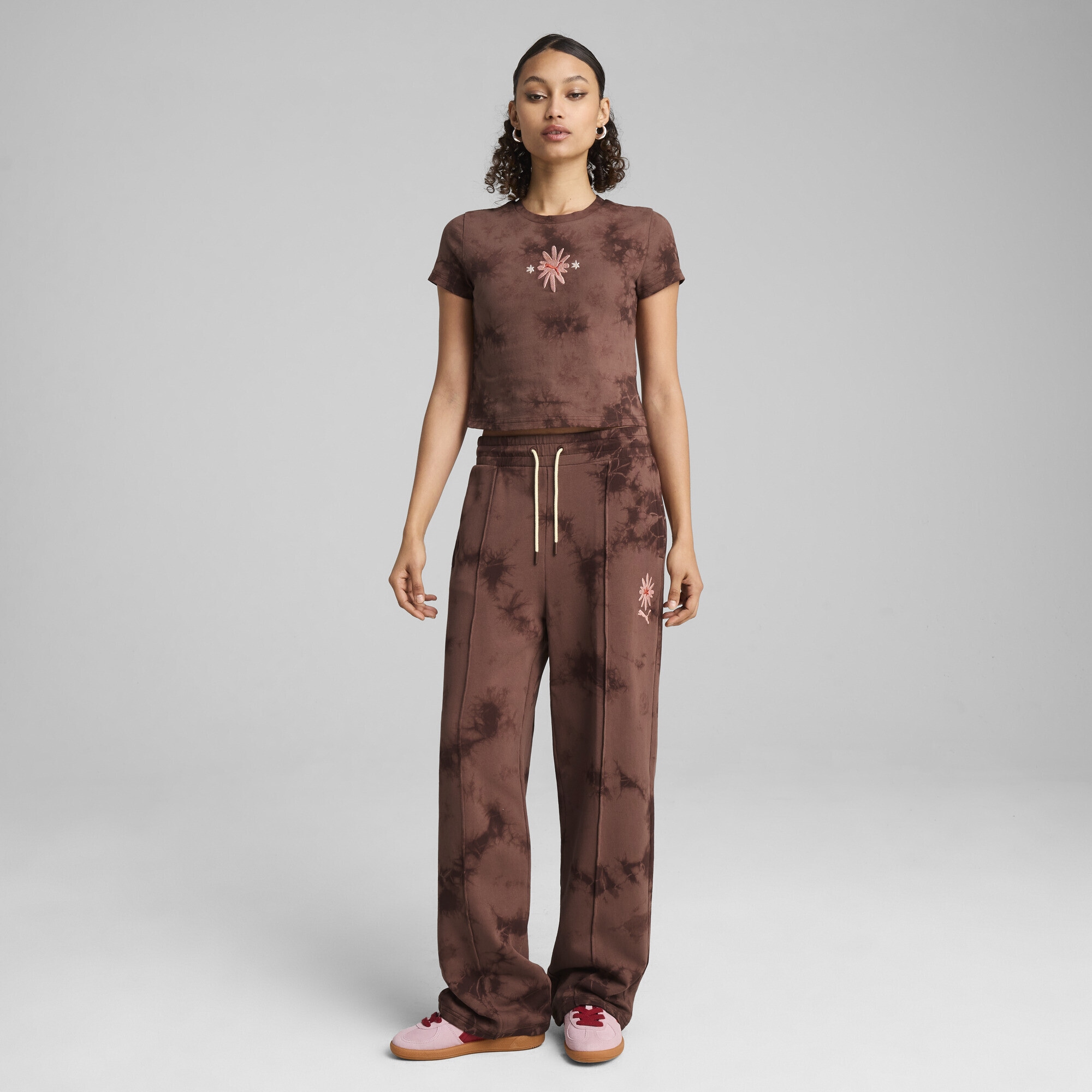 PUMA T-Shirt »WARDROBE ESS FLORAL PACK Kurzes figurbetontes T-Shirt mit«