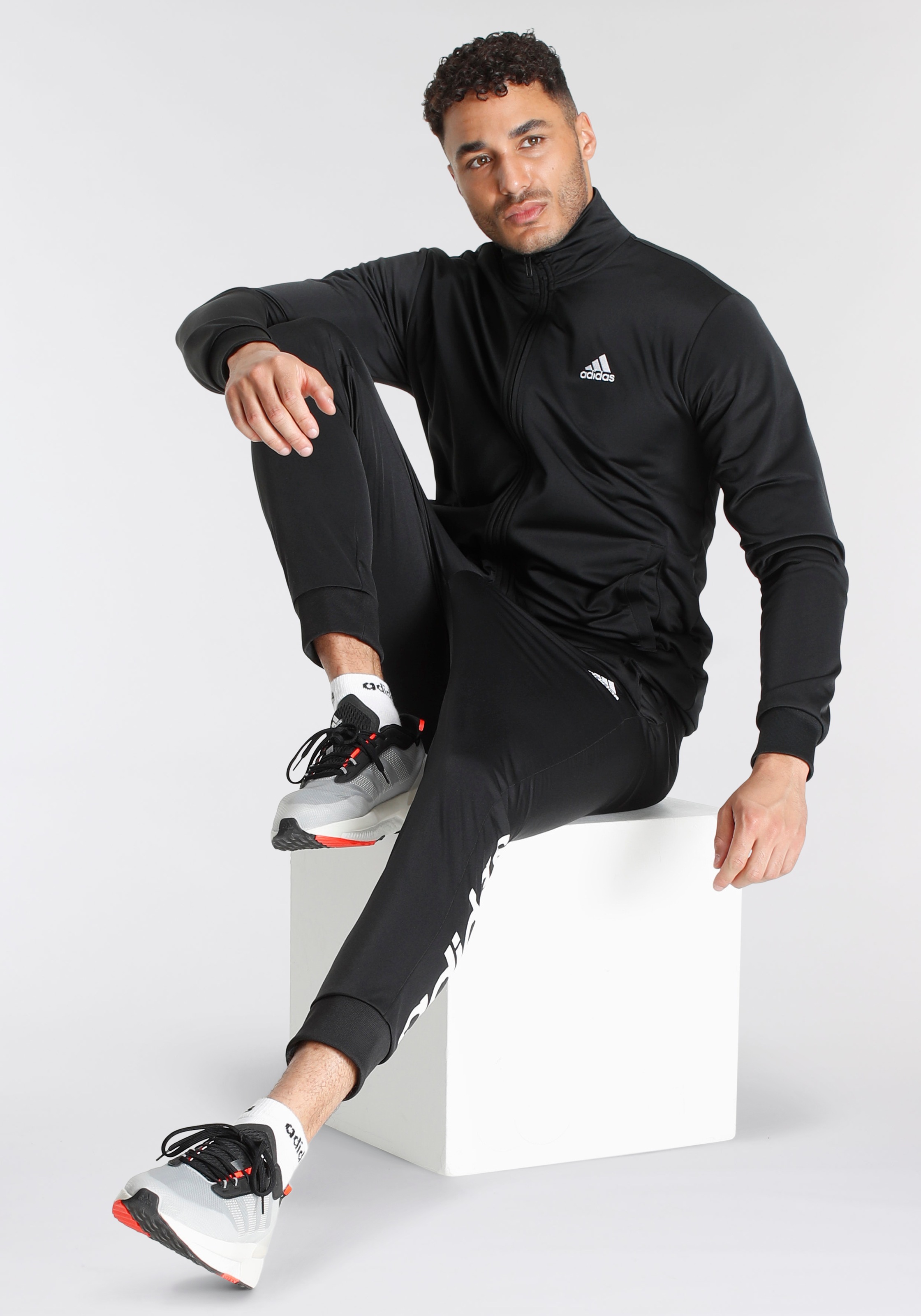 adidas Sportswear Trainingsanzug »LINEAR LOGO TRICOT«, (2 tlg.)