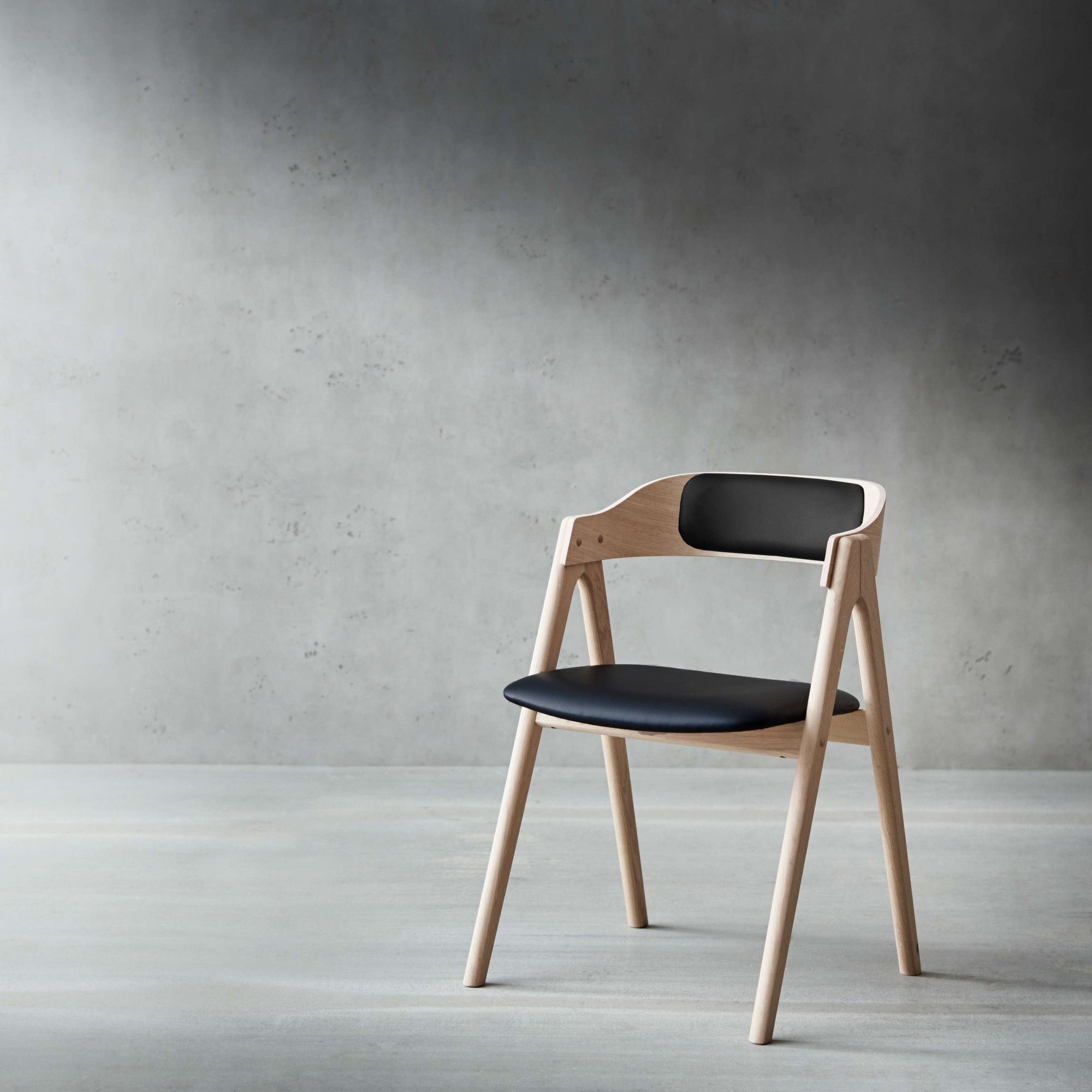 Stuhl HAMMEL FURNITURE "Mette by Hammel", , eiche weiß geölt, eiche weiß geölt, schwarz, B:52cm H:75cm T:54cm, Leder, Massivholz, Stühle, Stuhl, Massivholz, gepolsterte Sitz- & Rückenlehne, versch. Farbvarianten
