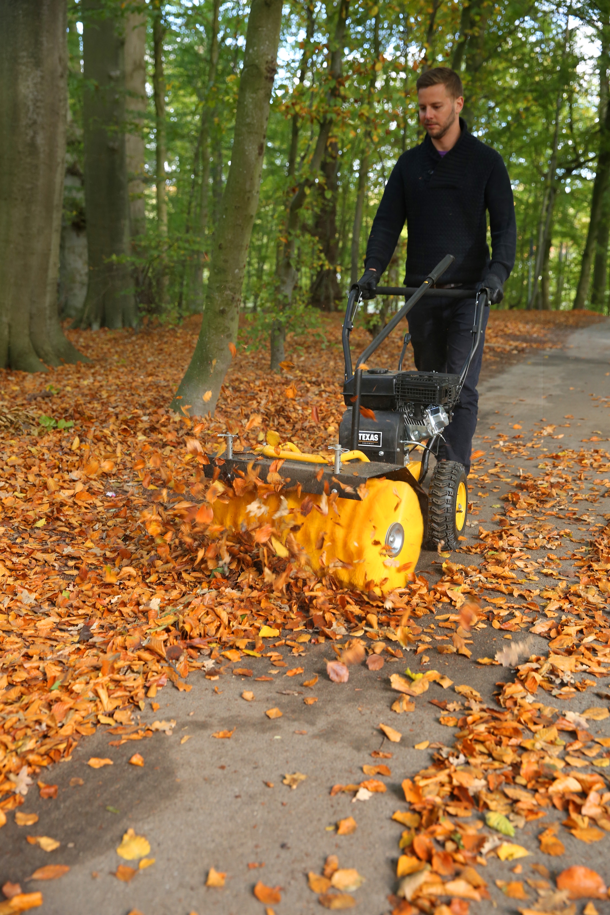 Texas Benzin-Kehrmaschine »Handy Sweep 690TG«, (Set), inkl. Schneeschild, Sammelbehälter und LED Licht