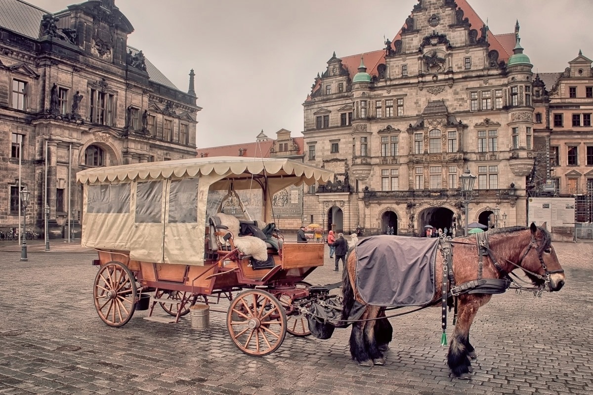 Papermoon Fototapete »Kutsch in Altstadt«