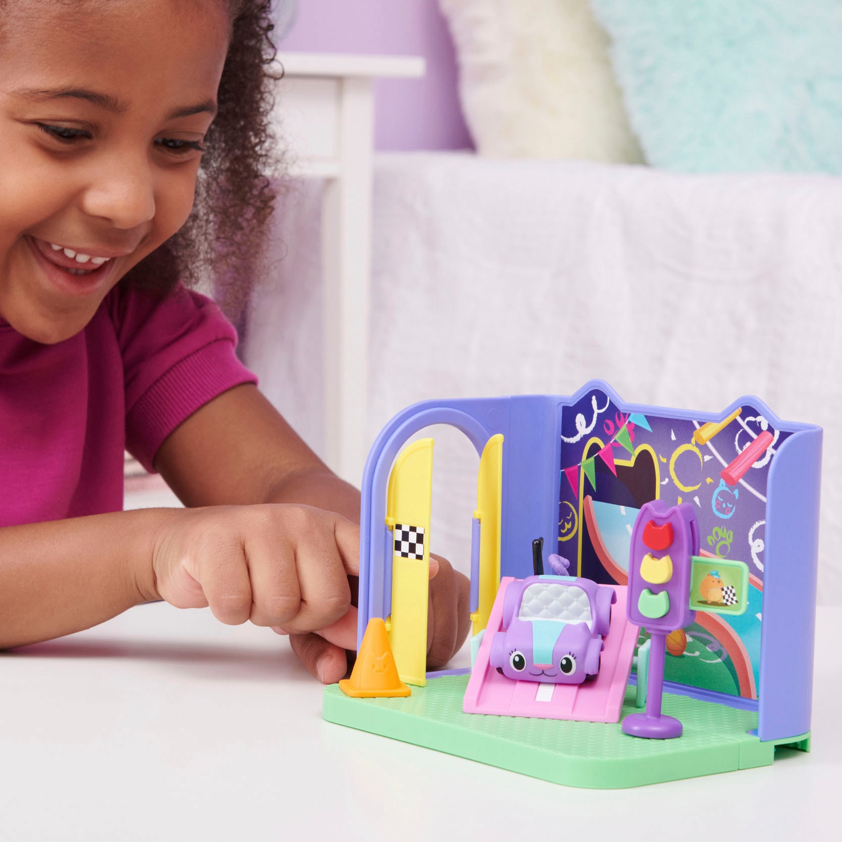 Spin Master Spielwelt »Gabby's Dollhouse – Deluxe Room – Carlita's Spielzimmer«, Spielzimmer mit Carlita Auto, Möbelstücken und thematischem Zubehör