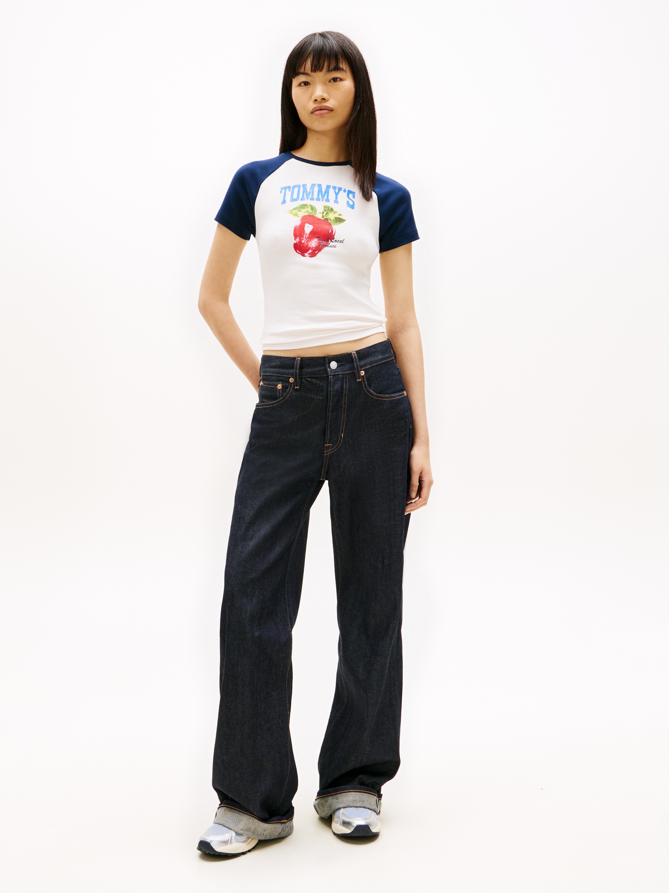 Tommy Jeans Kurzarmshirt »TJW SLIM TOMMY MARKET RAGLAN« mit Print, Rundhalsform