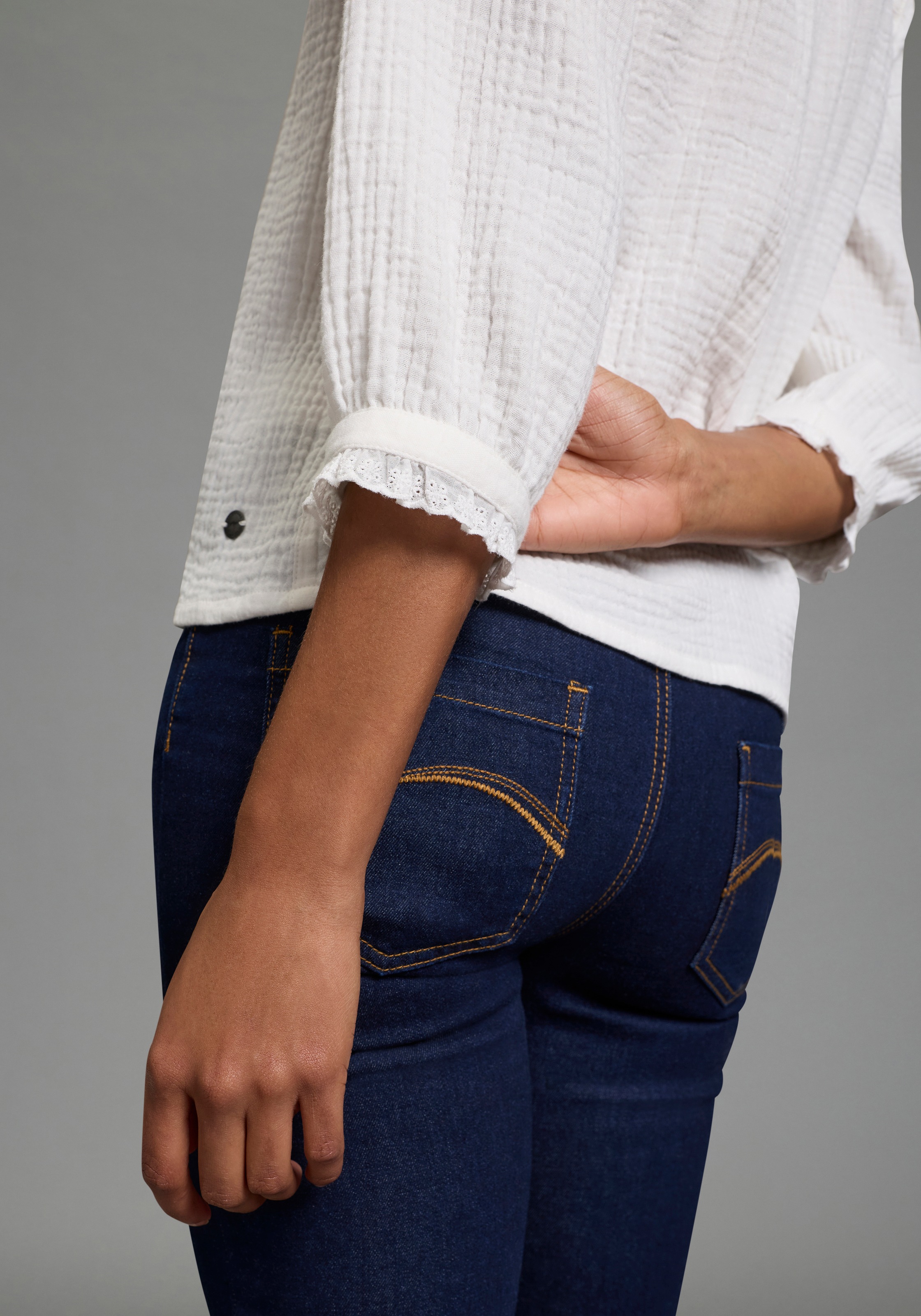 Thumbnail - KangaROOS Rüschenbluse hüftlange Bluse, mit 3/4-Ärmeln, mit Rüschen am Ärmelabschluss