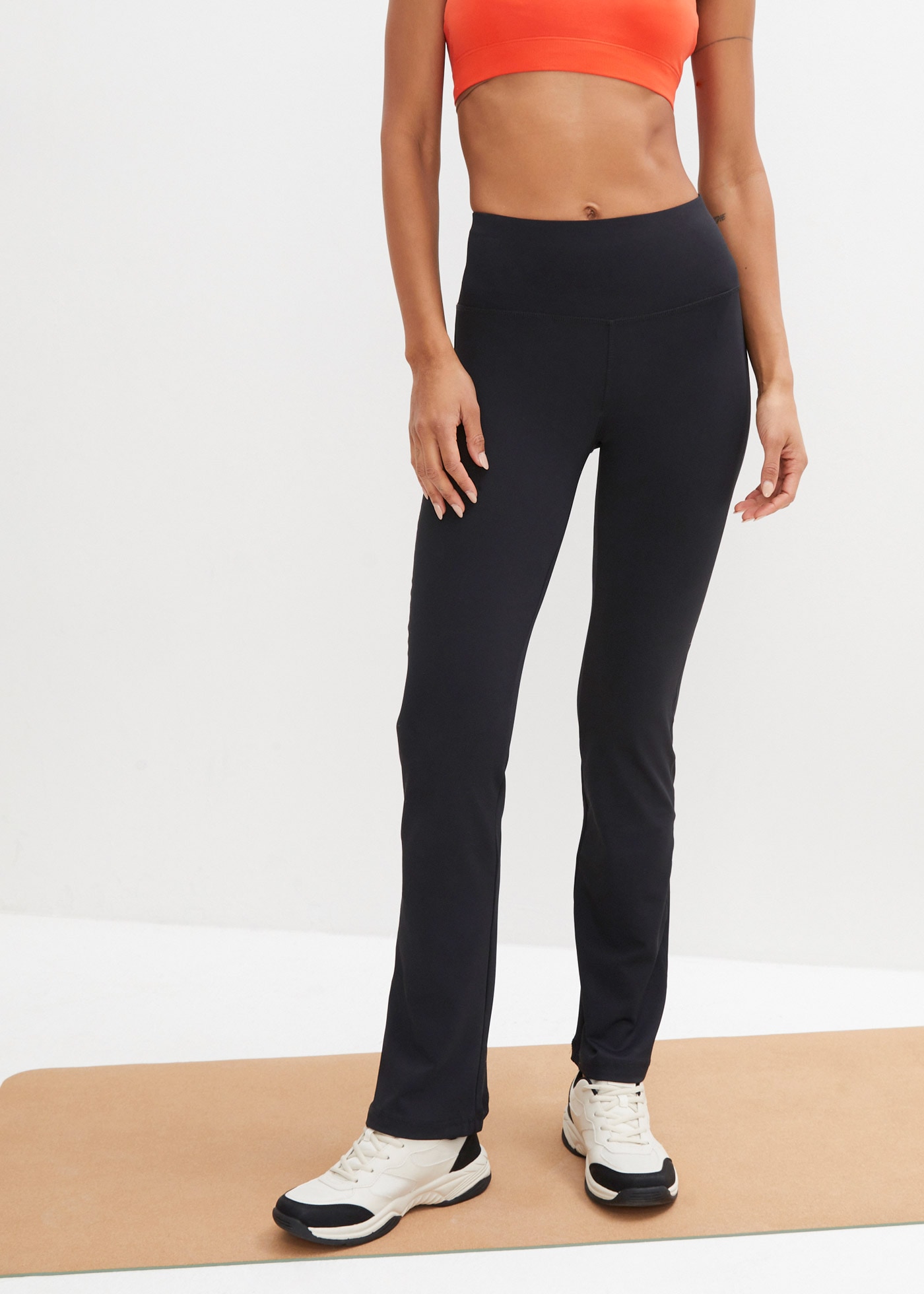bonprix Trainingstights "Shaping Sport-Hose mit Tasche, ausgestellt" aus schnelltrocknendem Super-Stretch-Material, mit elastischem Bund
