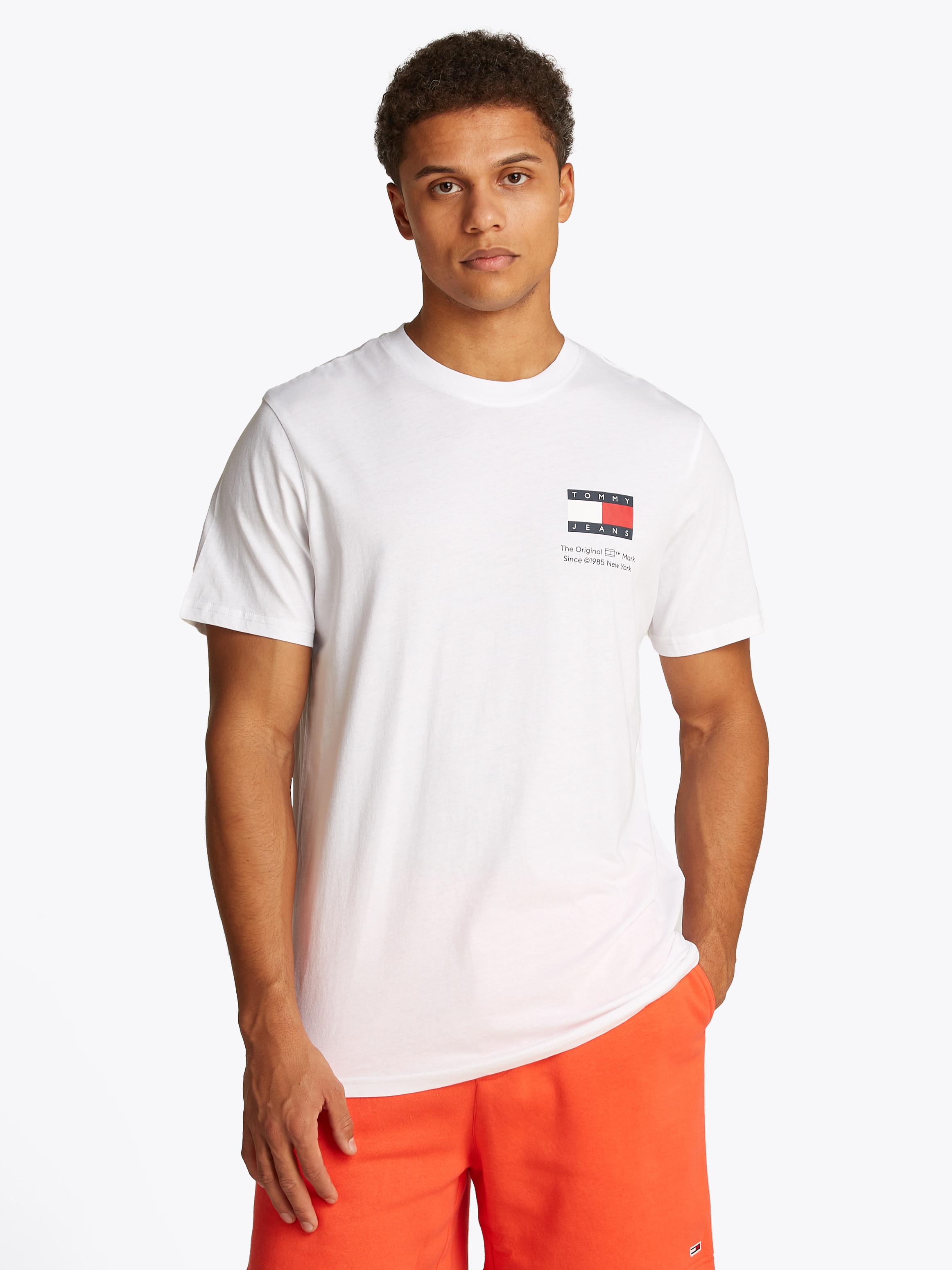 Tommy Jeans T-Shirt »TJM SLIM 2PACK S/S FLAG DNA TEE«, (Packung, 2er), mit großem Logodruck auf der Brust