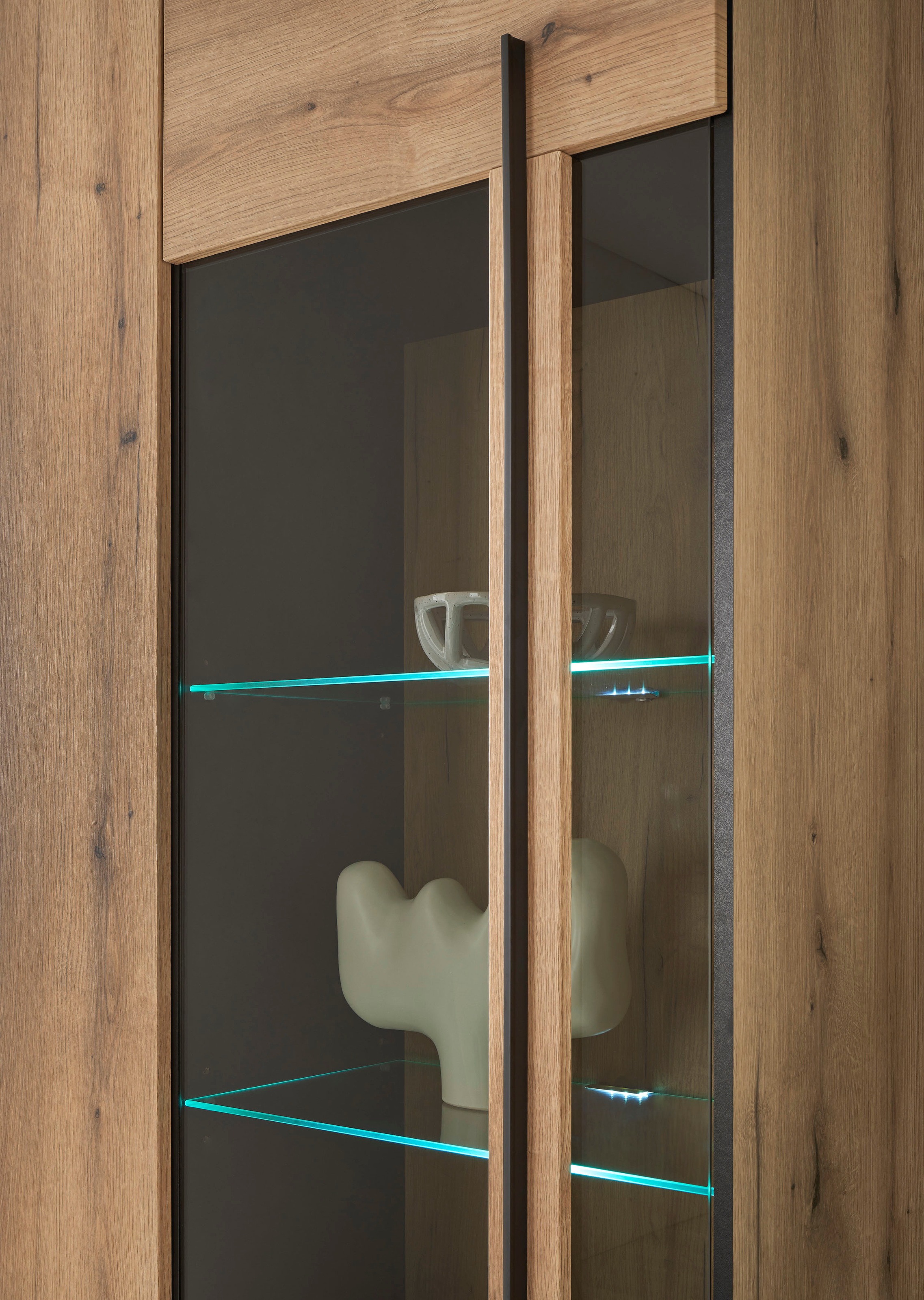 INOSIGN Vitrine »Cantara, Vitrinenschrank in Eiche Evoke oder weiß, Standvitrine«, schwarzer Stangengriff, ausreichend Stauraum, vielseitig einsetzbar