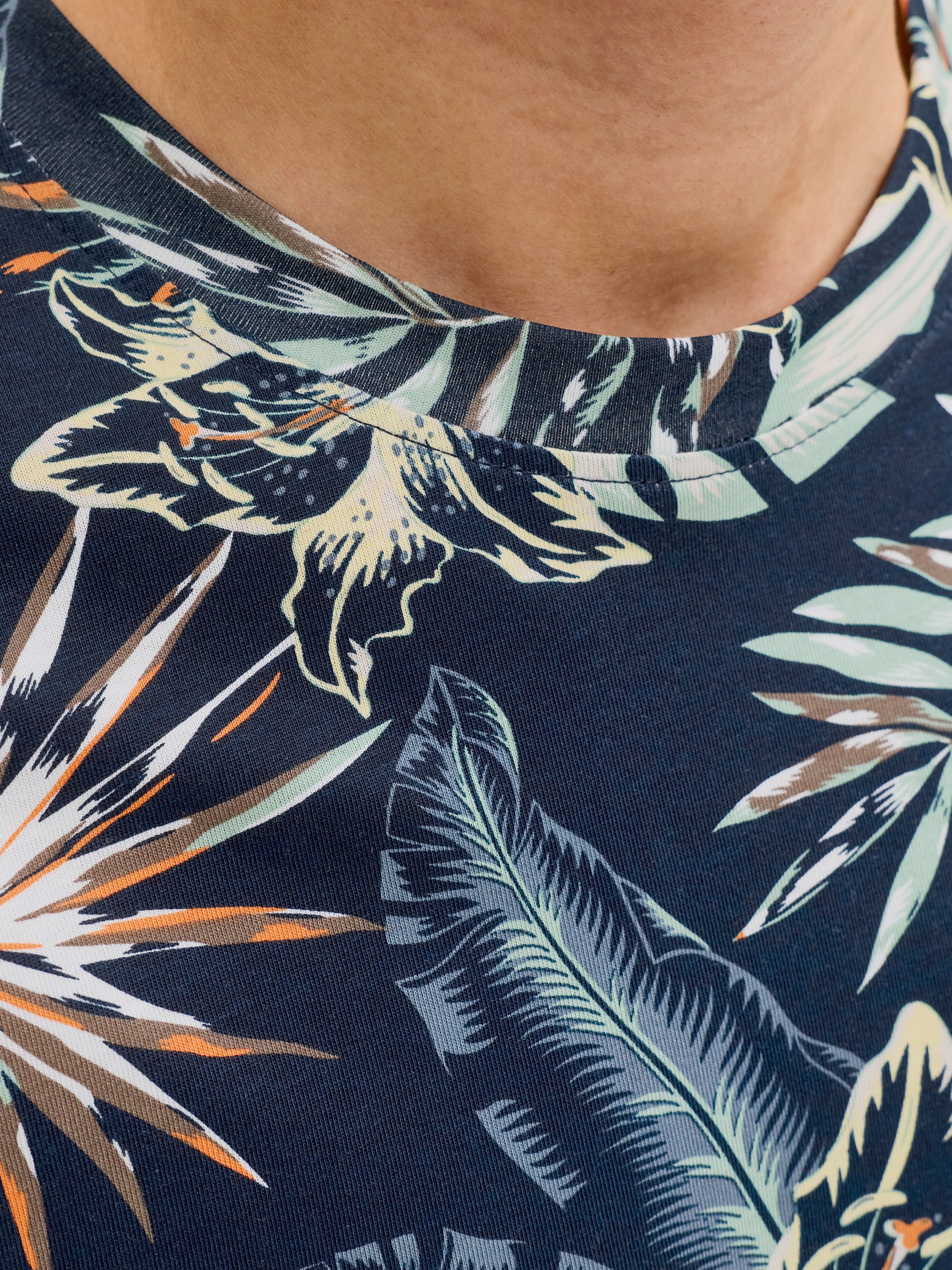 Jack & Jones Rundhalsshirt »JJHONOLULU AOP TEE SS CREW NECK« Baumwolle, regular fit