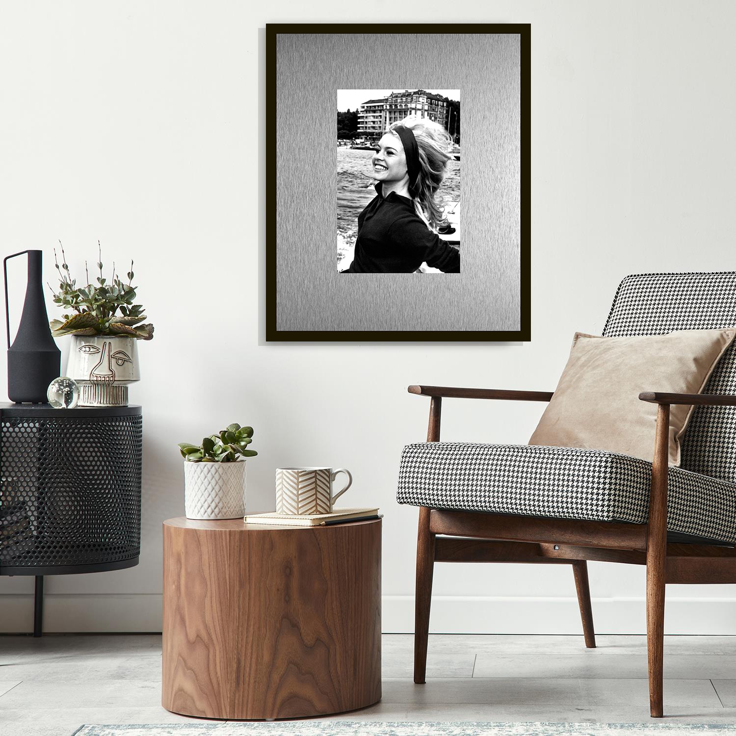 queence Bild »Trend Wandbild, Wandkunst, Kunstdruck "Brigitte Bardot"« Filmfiguren | Filmszene | Schwarz-Weiß 1 Stk. tlg. inkl. Passepartout aus hochwertigem Aluminium und schwarzem Rahmen